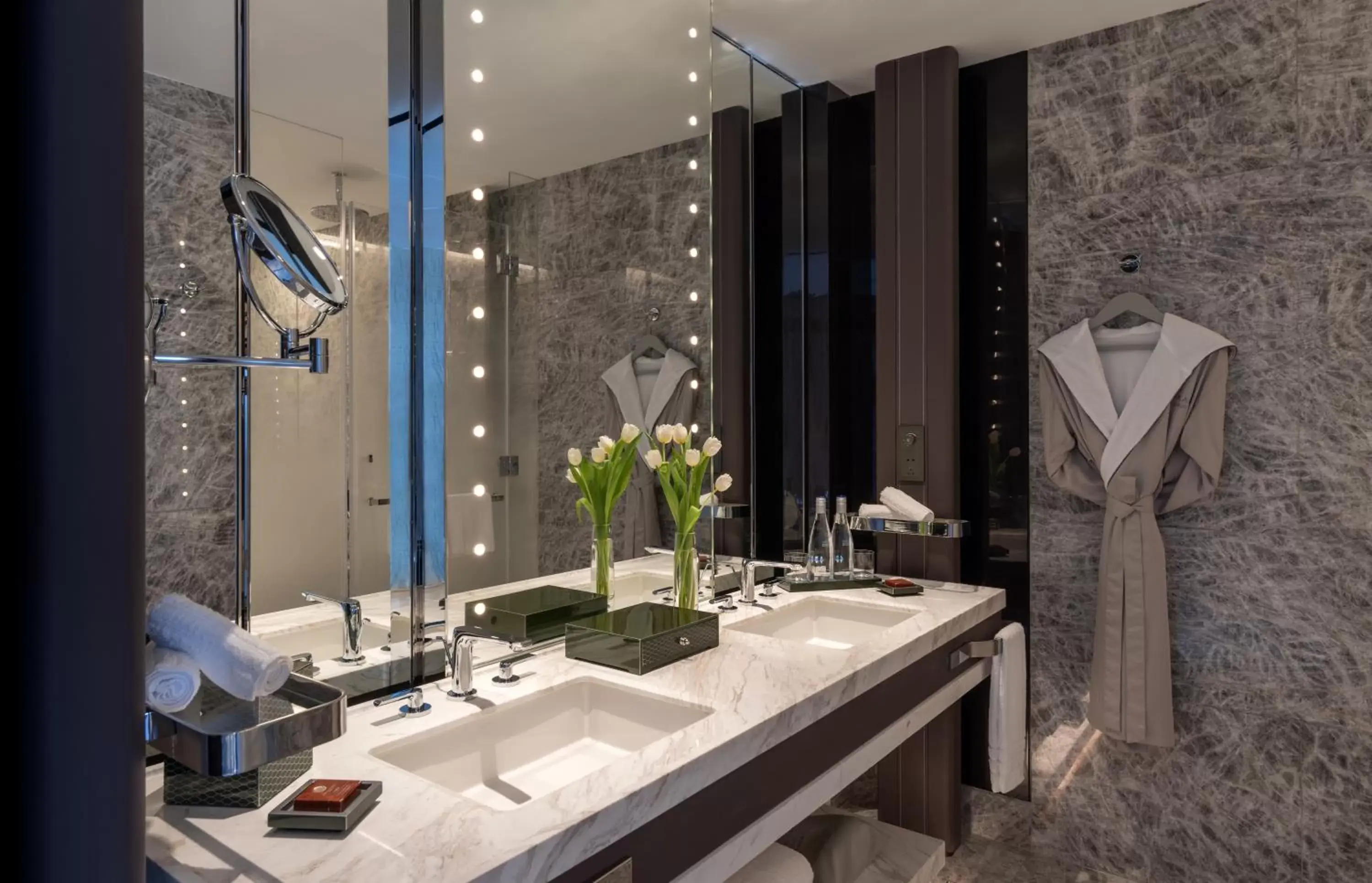 Queen Room with Two Queen Beds and River View in Conrad Hangzhou Queen Room with Two Queen Beds and River View in Conrad Hangzhou