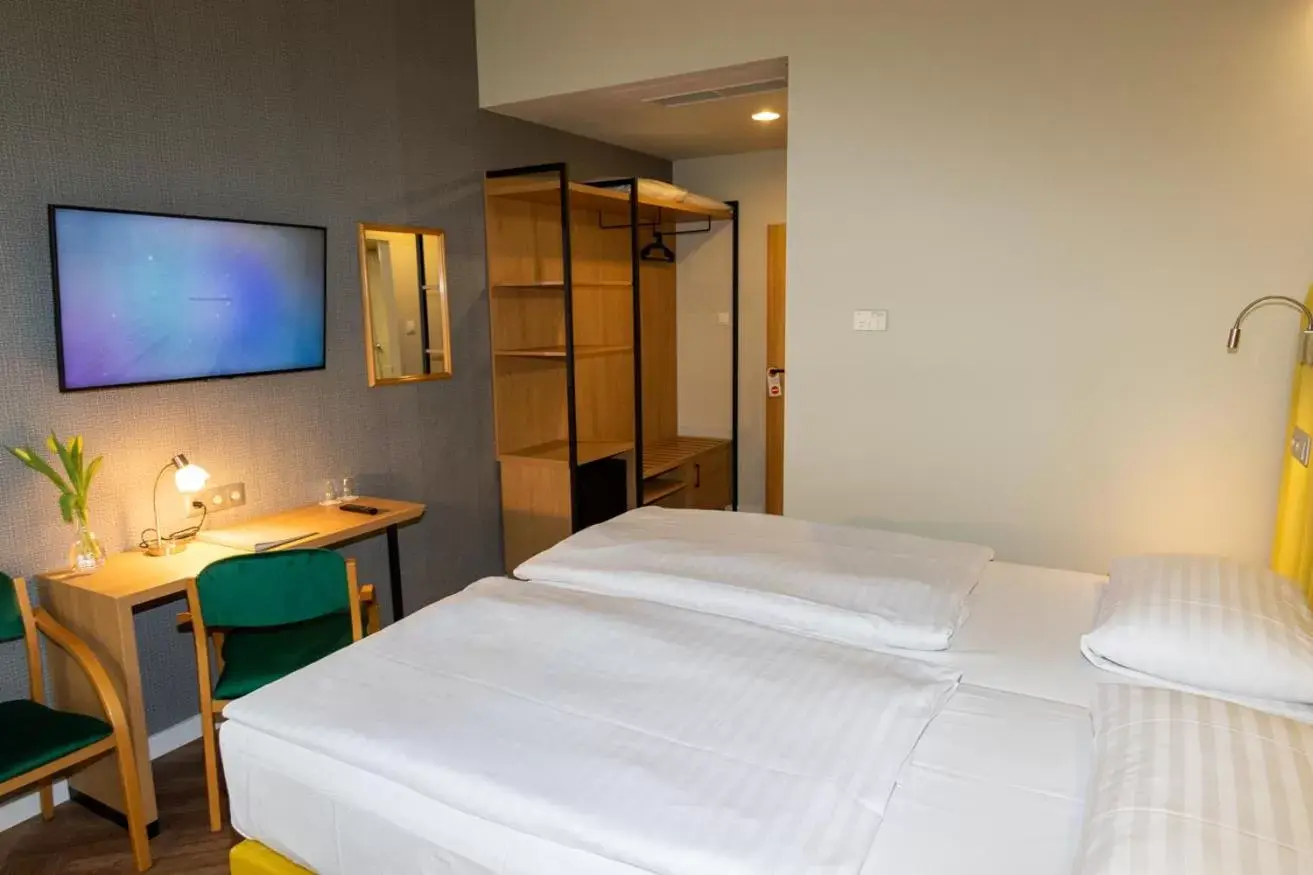 Bedroom, Bed in City Hotel Pilvax