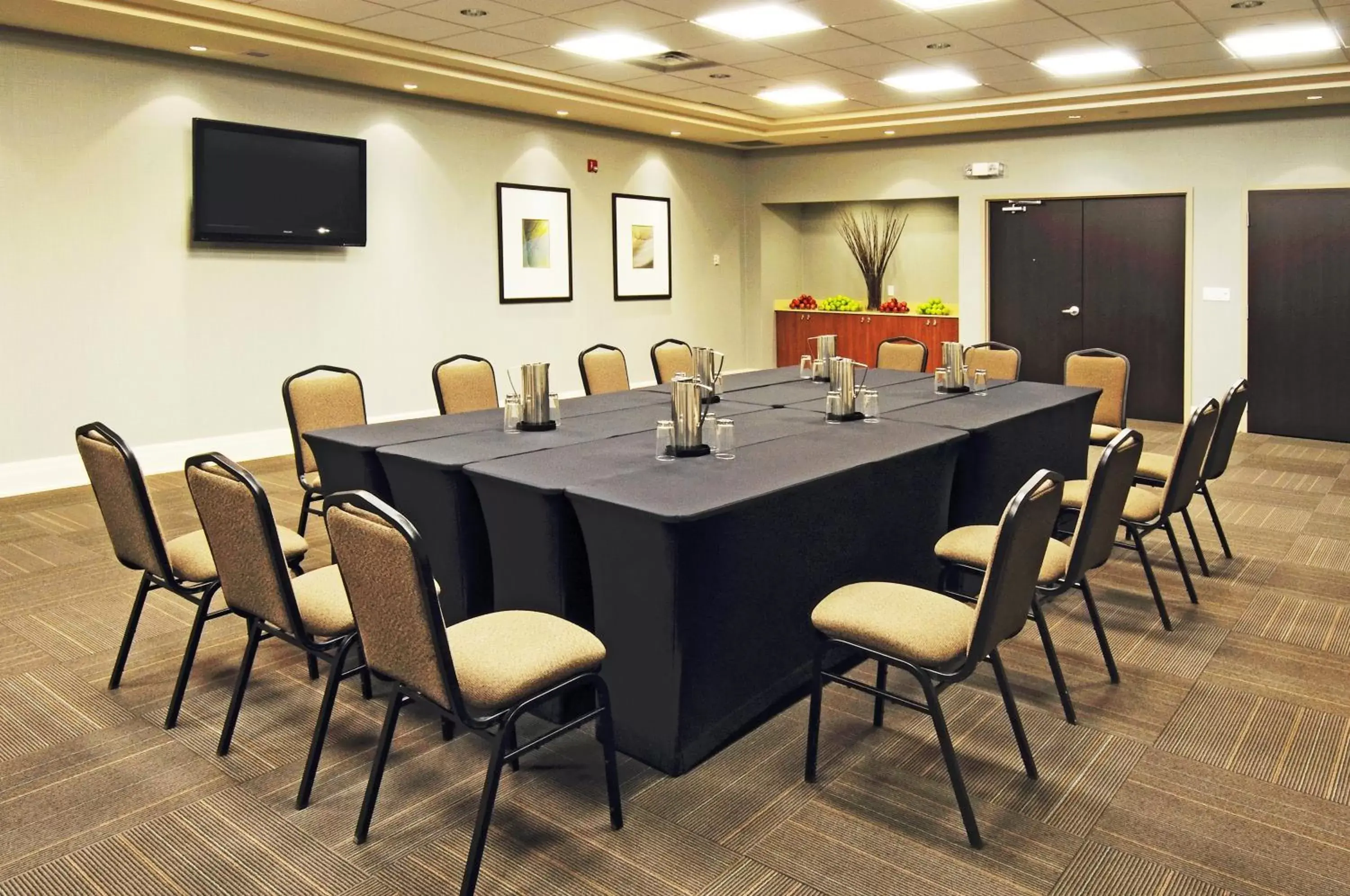 Meeting/conference room in Holiday Inn Express & Suites Vaughan-Southwest, an IHG Hotel