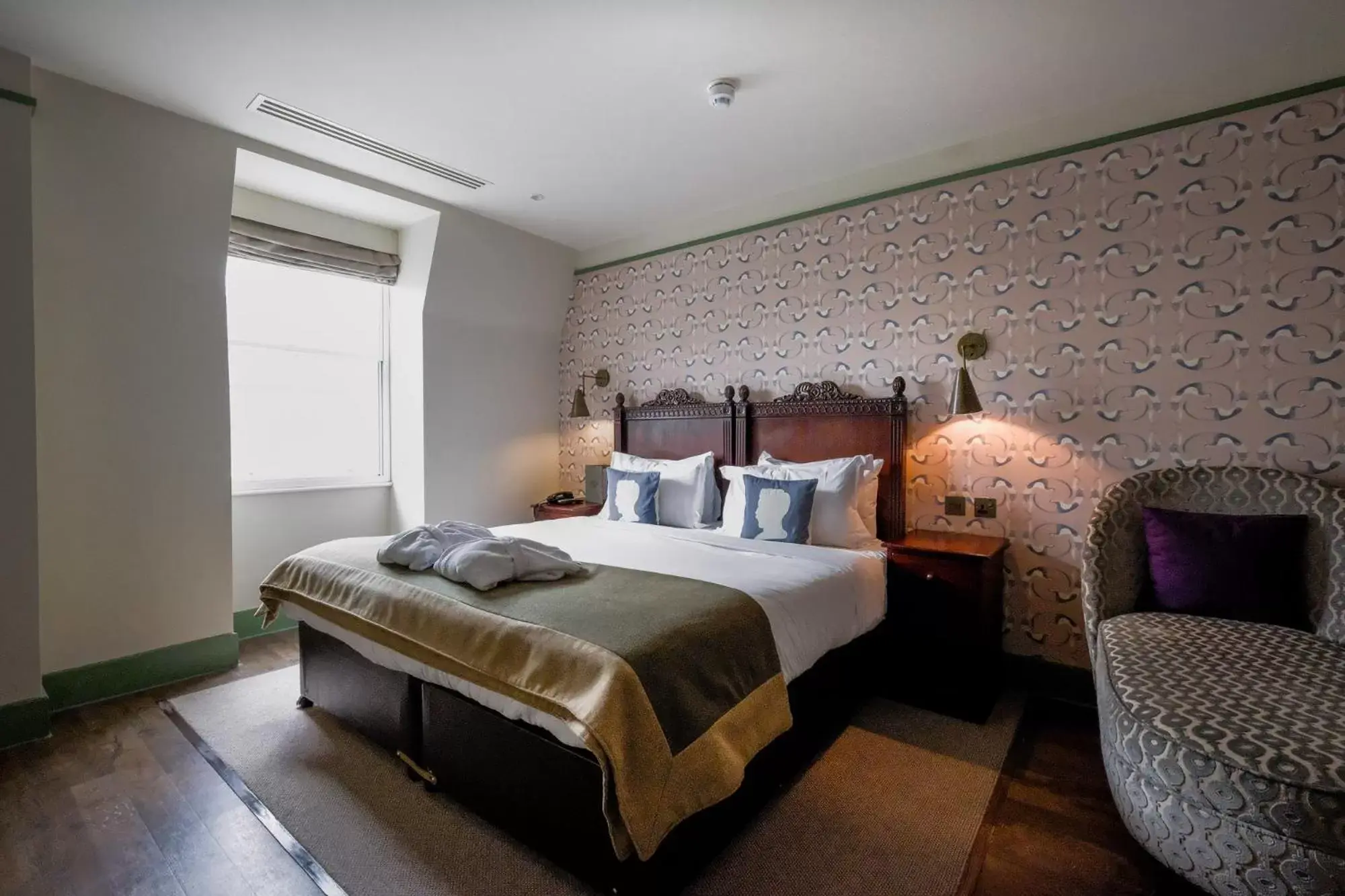 Bedroom, Bed in Morton Hotel