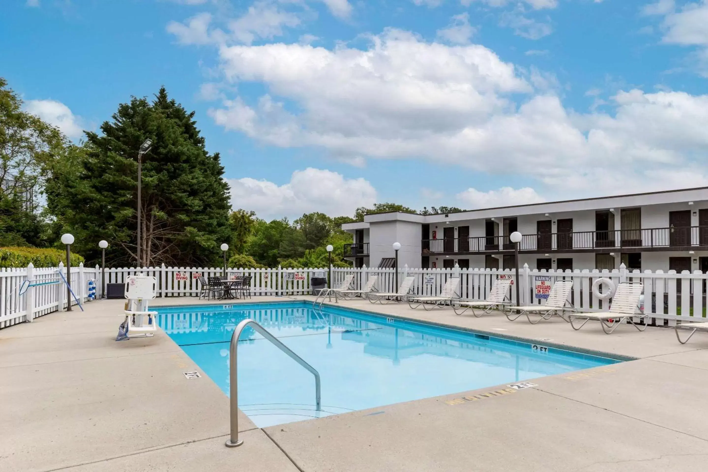 Pool view, Swimming Pool in Quality Inn - Roxboro South