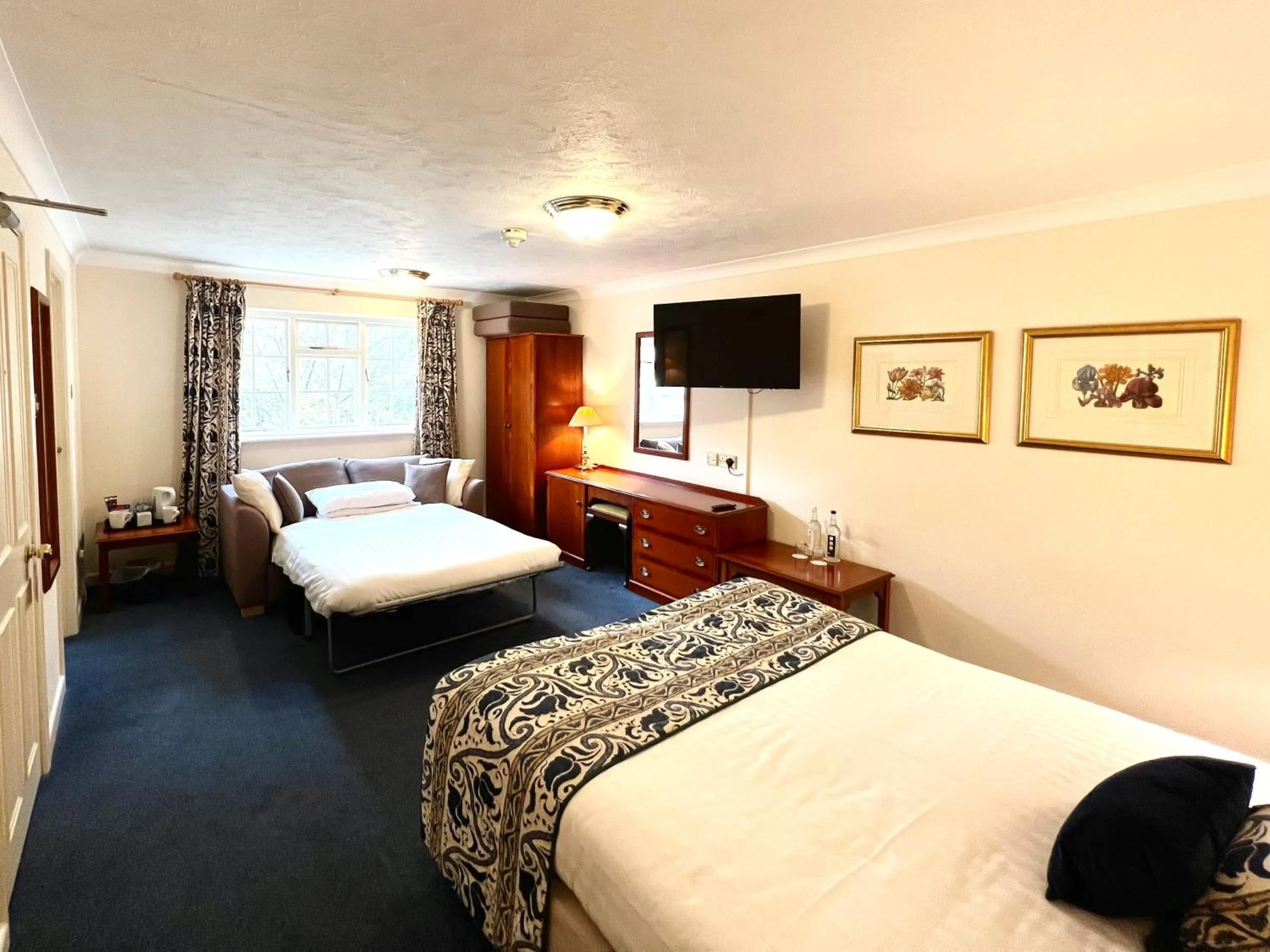 Photo of the whole room, Bed in Passford House Hotel