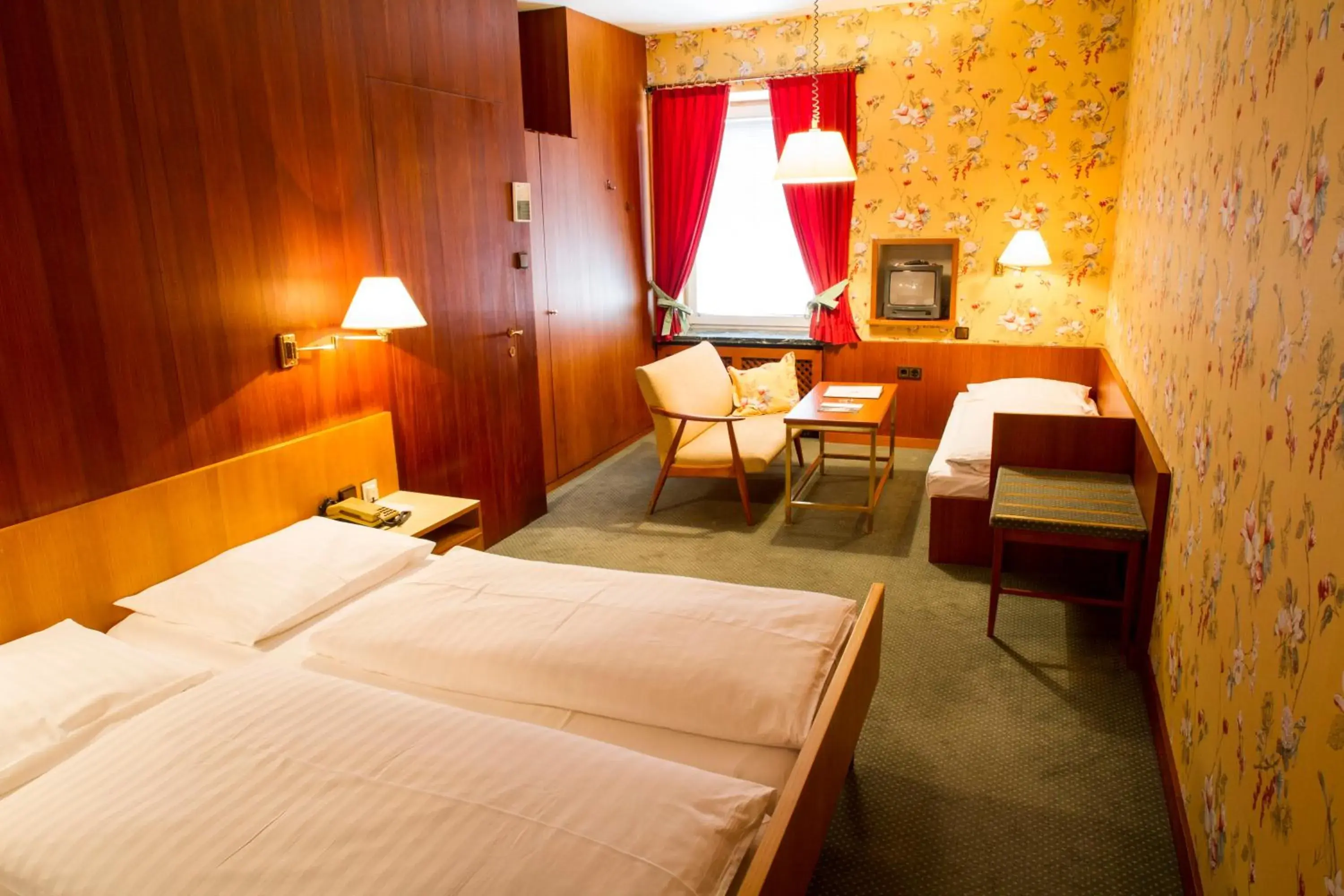 Photo of the whole room, Bed in Hotel Hohenstauffen