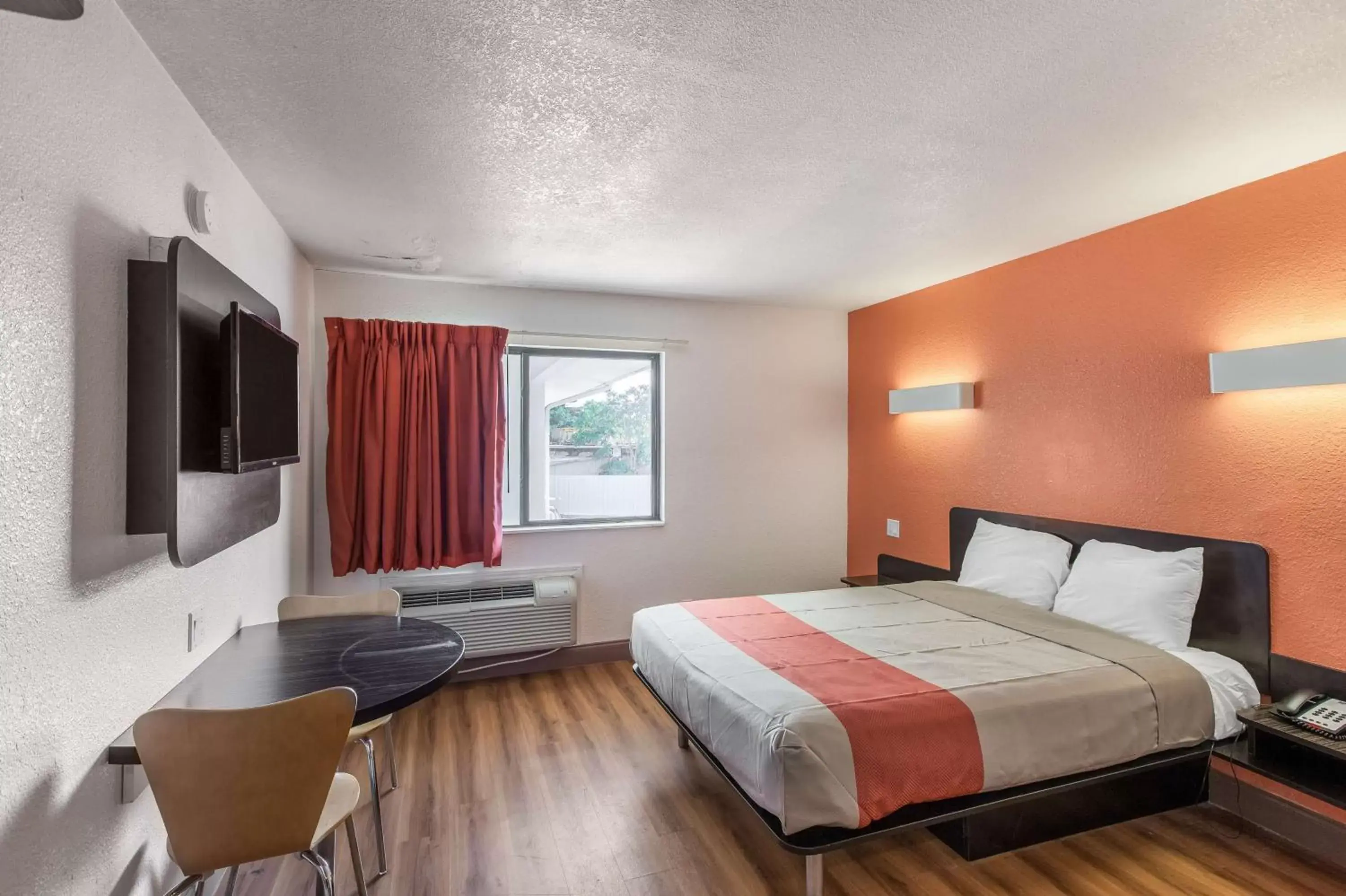 TV and multimedia, Bed in Motel 6-Dallas, TX - South