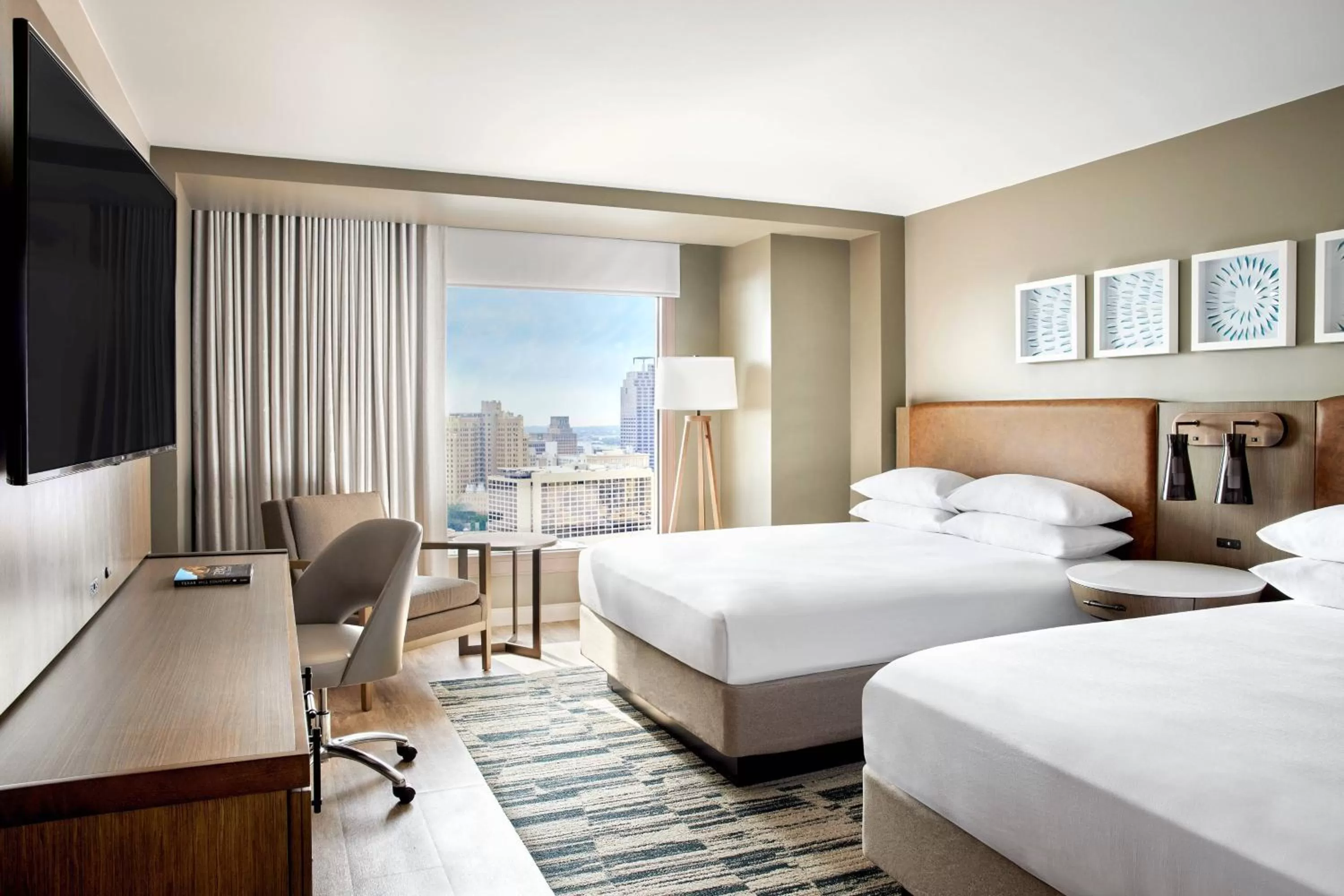 Photo of the whole room, Bed in San Antonio Marriott Rivercenter on the River Walk