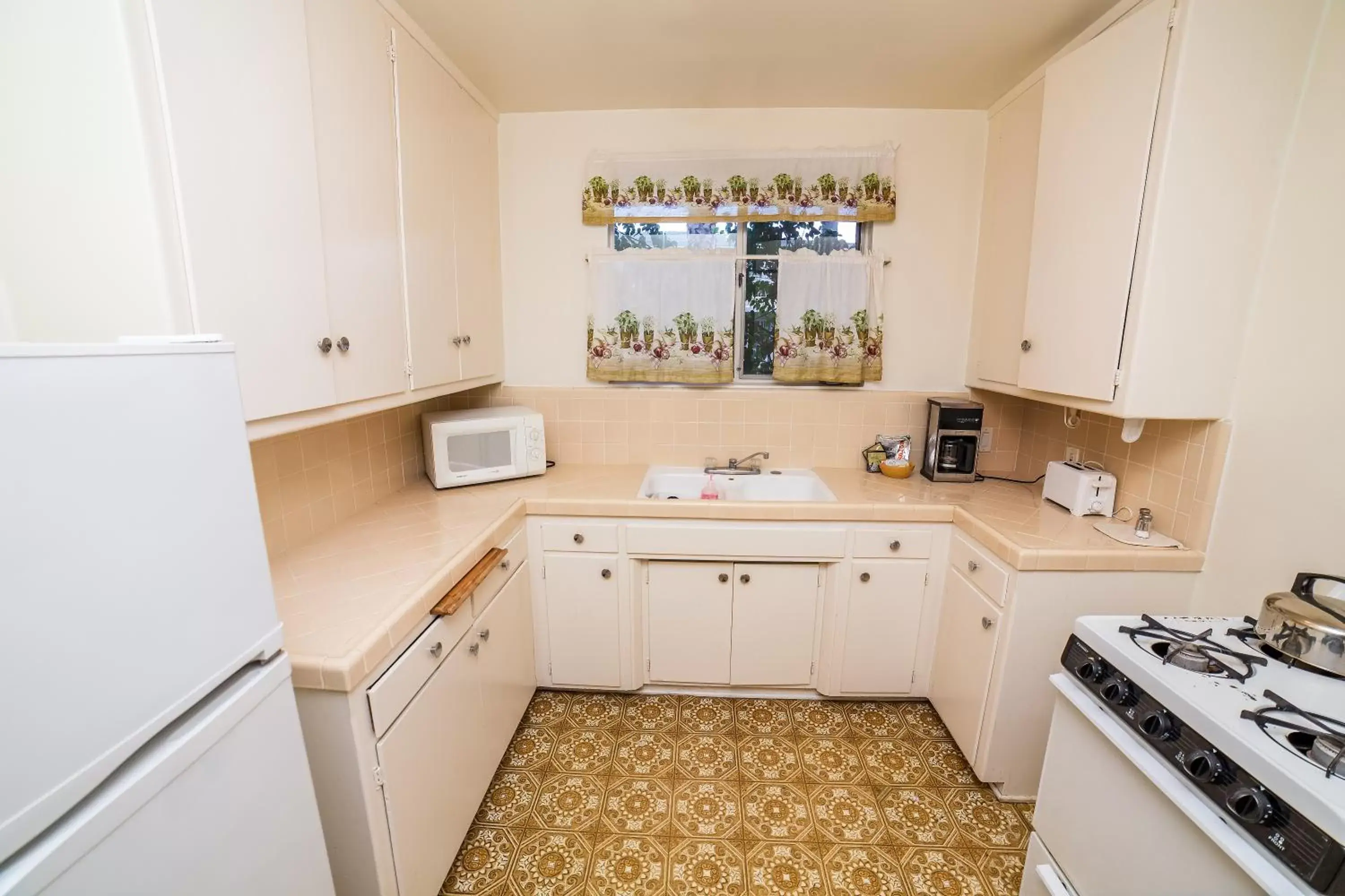 Kitchen or kitchenette, Kitchen/Kitchenette in Cal Mar Hotel Suites