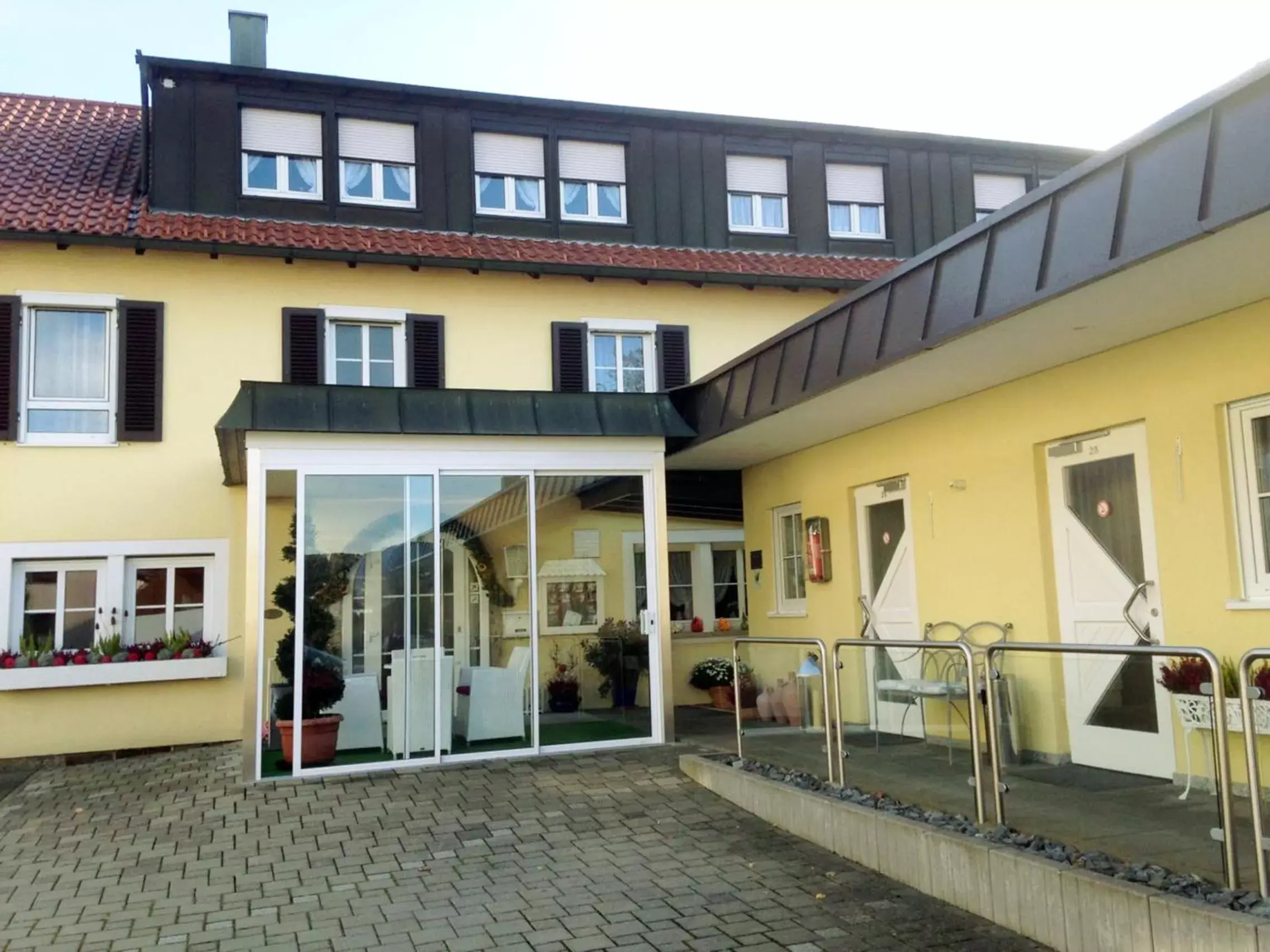 Property building, Facade/Entrance in Hotel Garni in der Breite