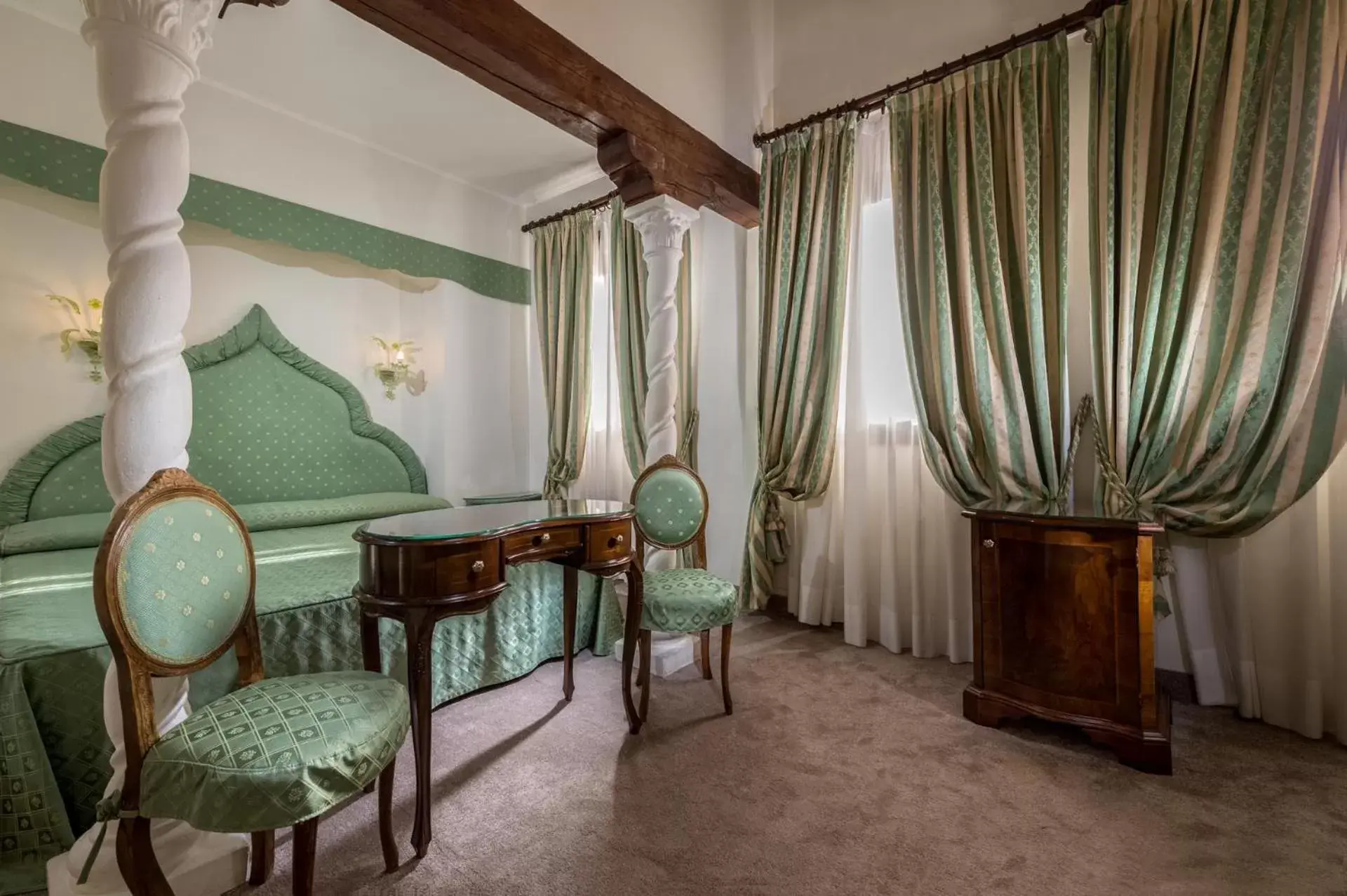 Bedroom, Seating Area in Hotel Giorgione