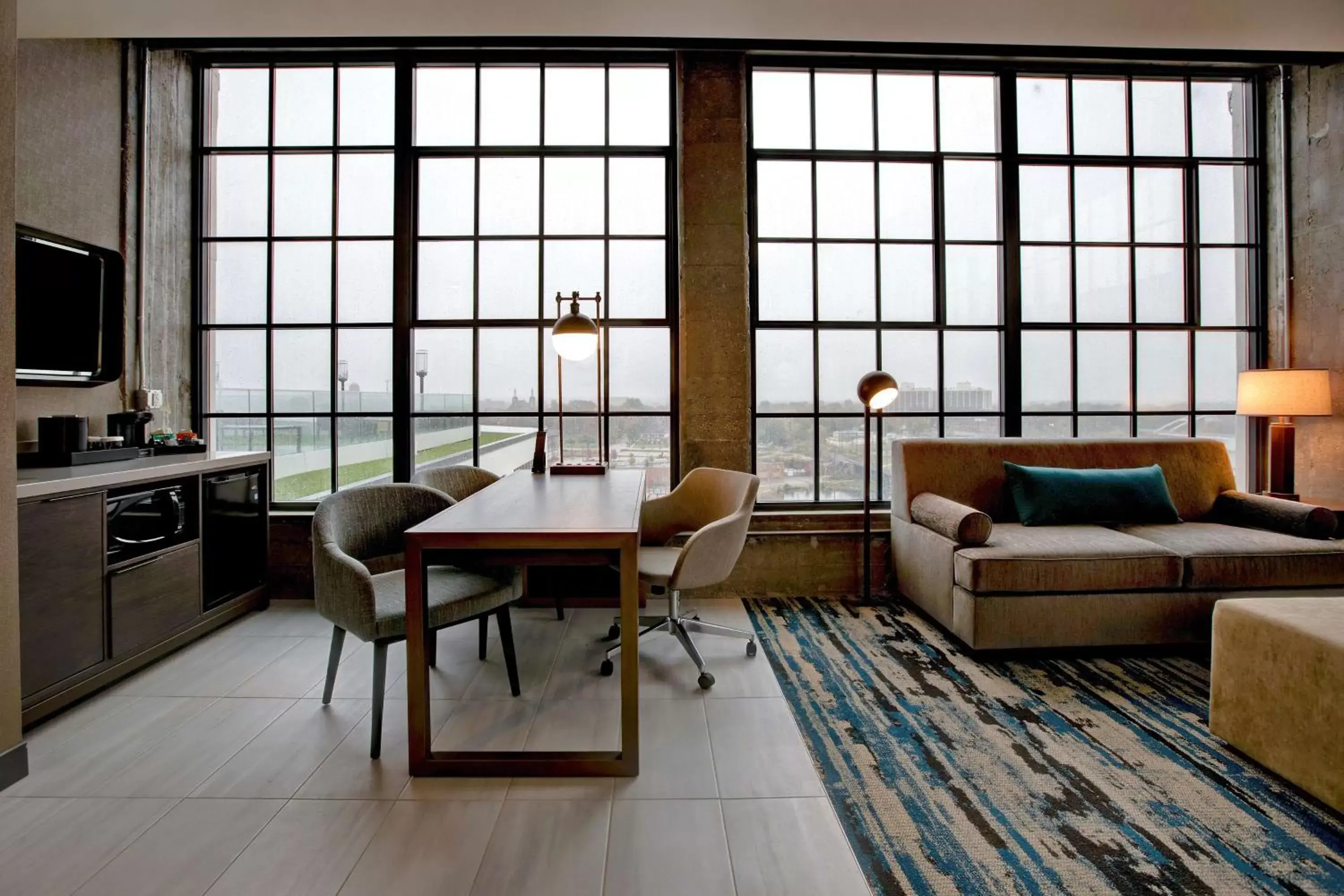 Living room, Seating Area in Embassy Suites By Hilton Rockford Riverfront