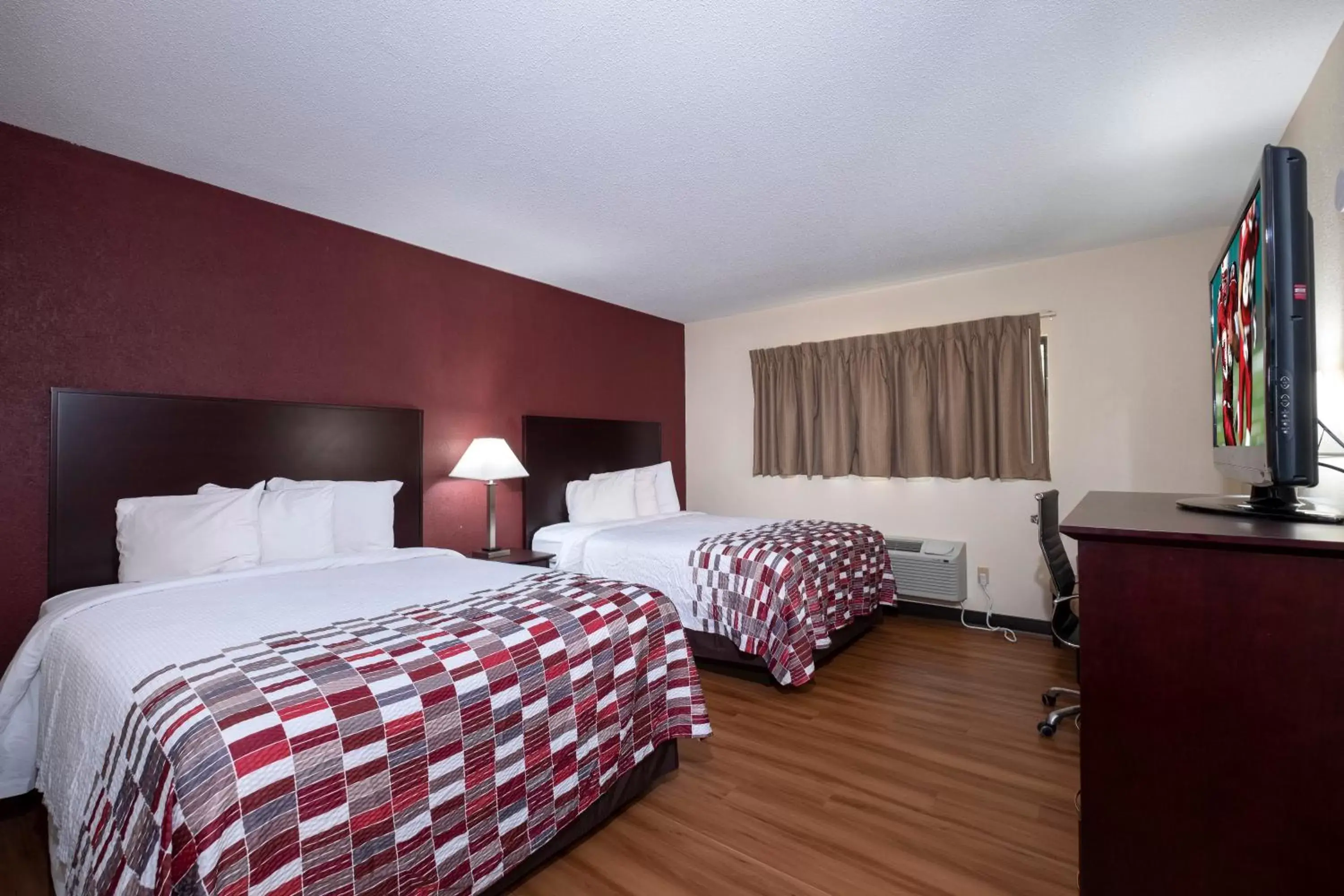 Photo of the whole room, Bed in Red Roof Inn Warrenton