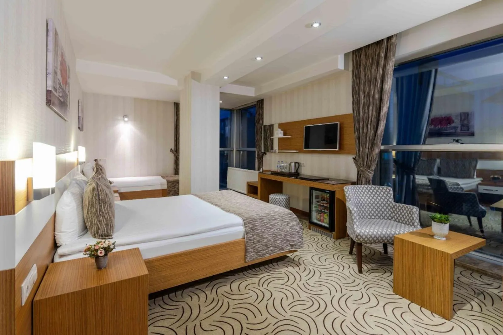 Photo of the whole room, Bed in Dies Hotel