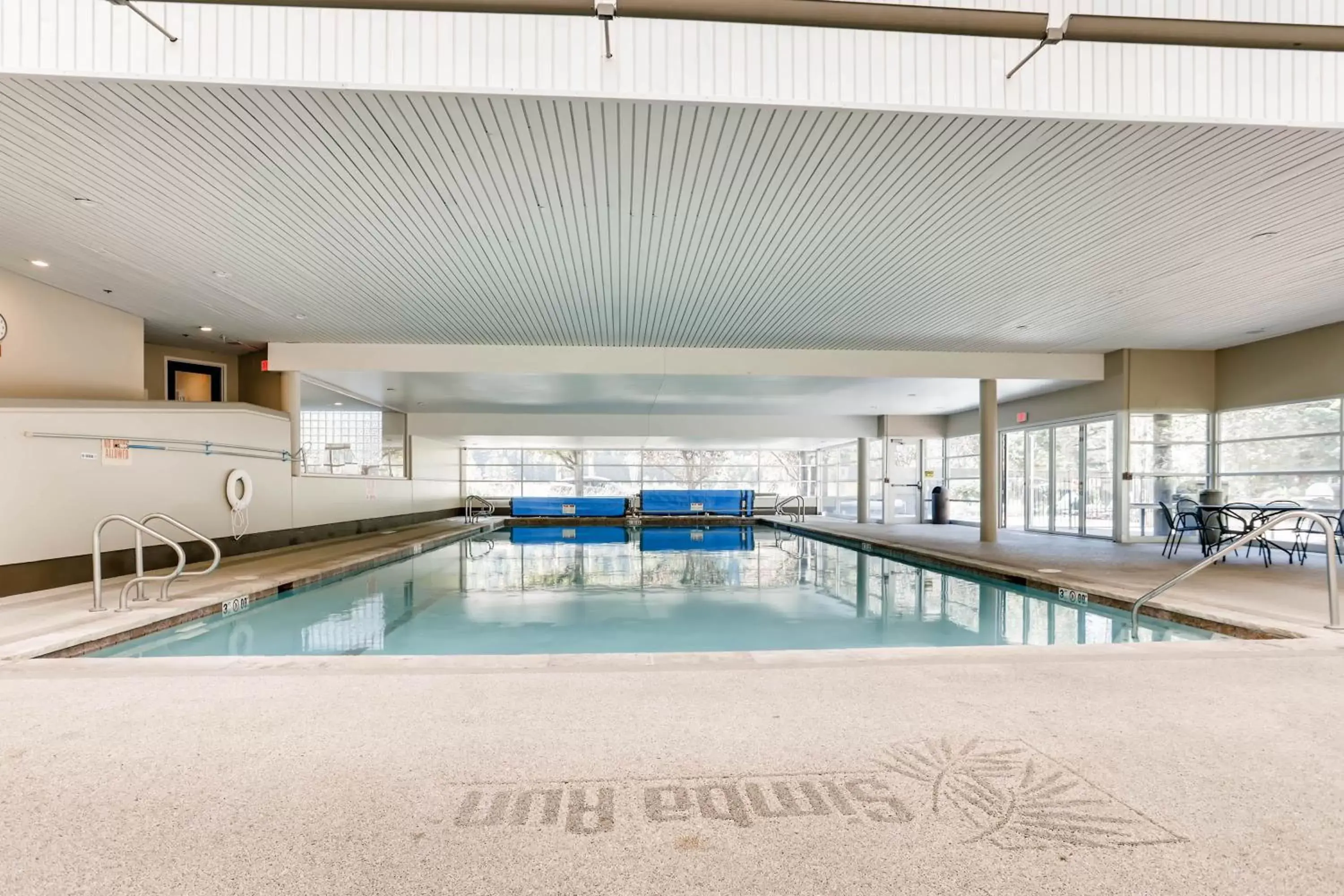 Swimming pool in Simba Run Vail Condominiums Swimming pool in Simba Run Vail Condominiums