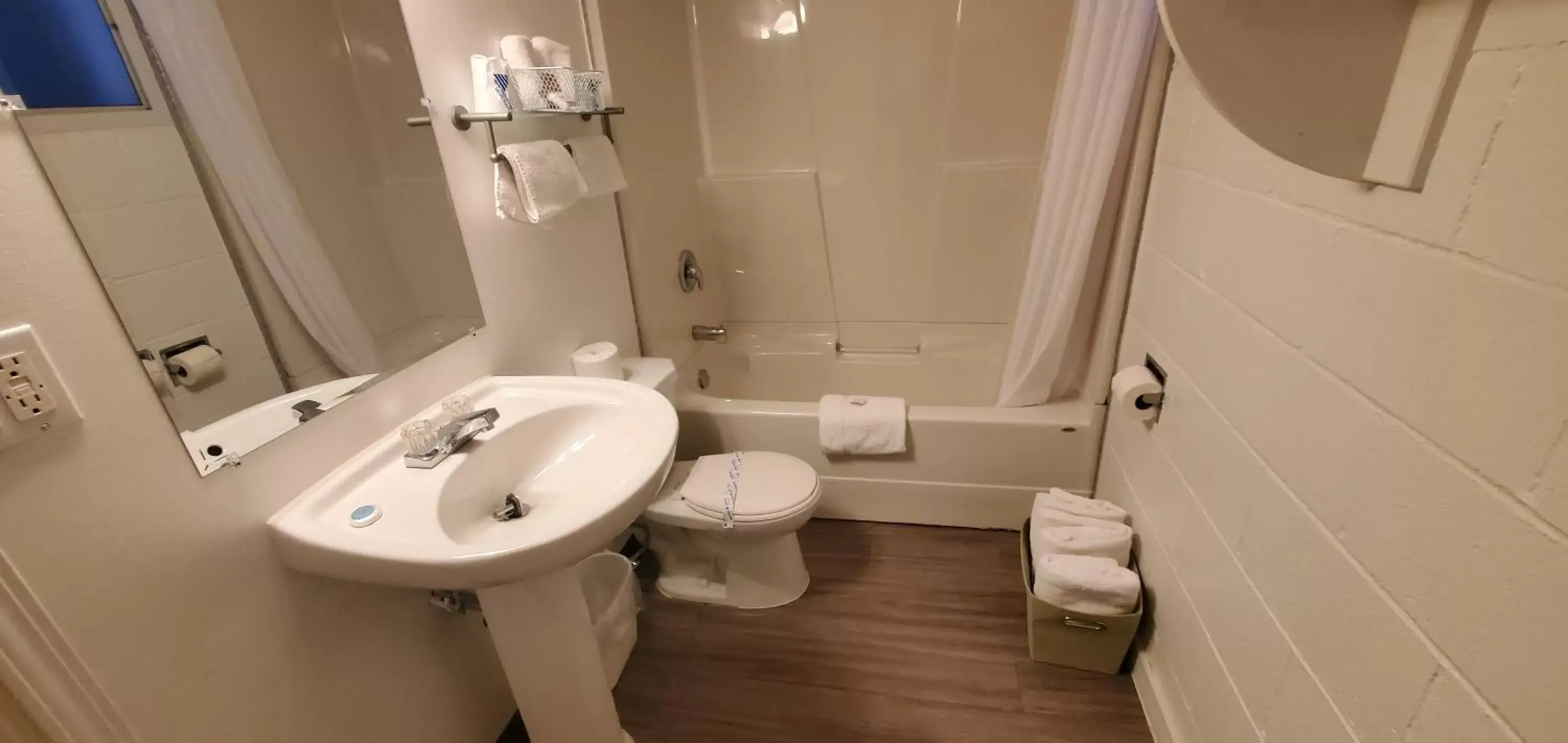 Shower, Bathroom in Pines Motel