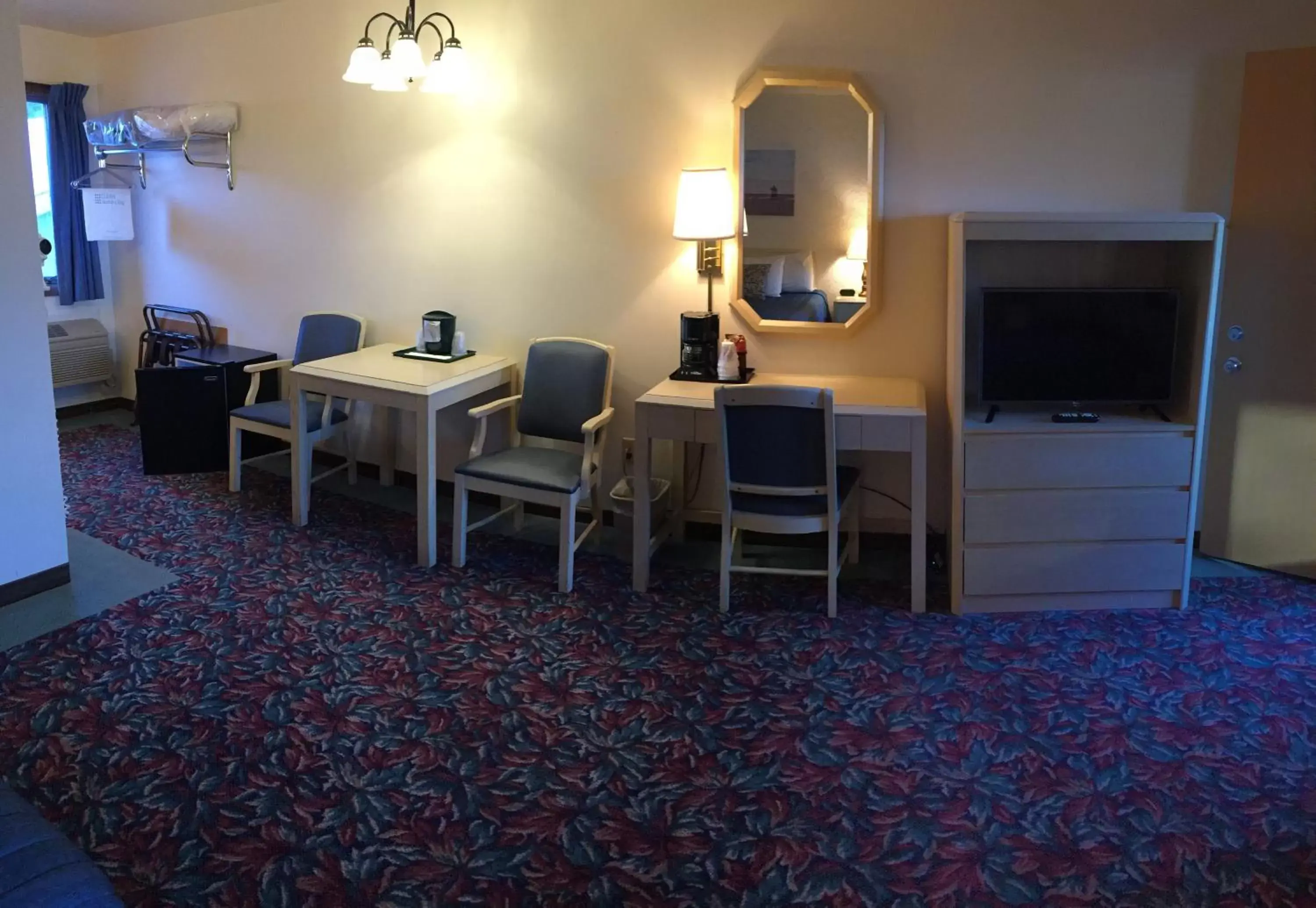 Bed, TV/Entertainment Center in Cedar Motor Inn