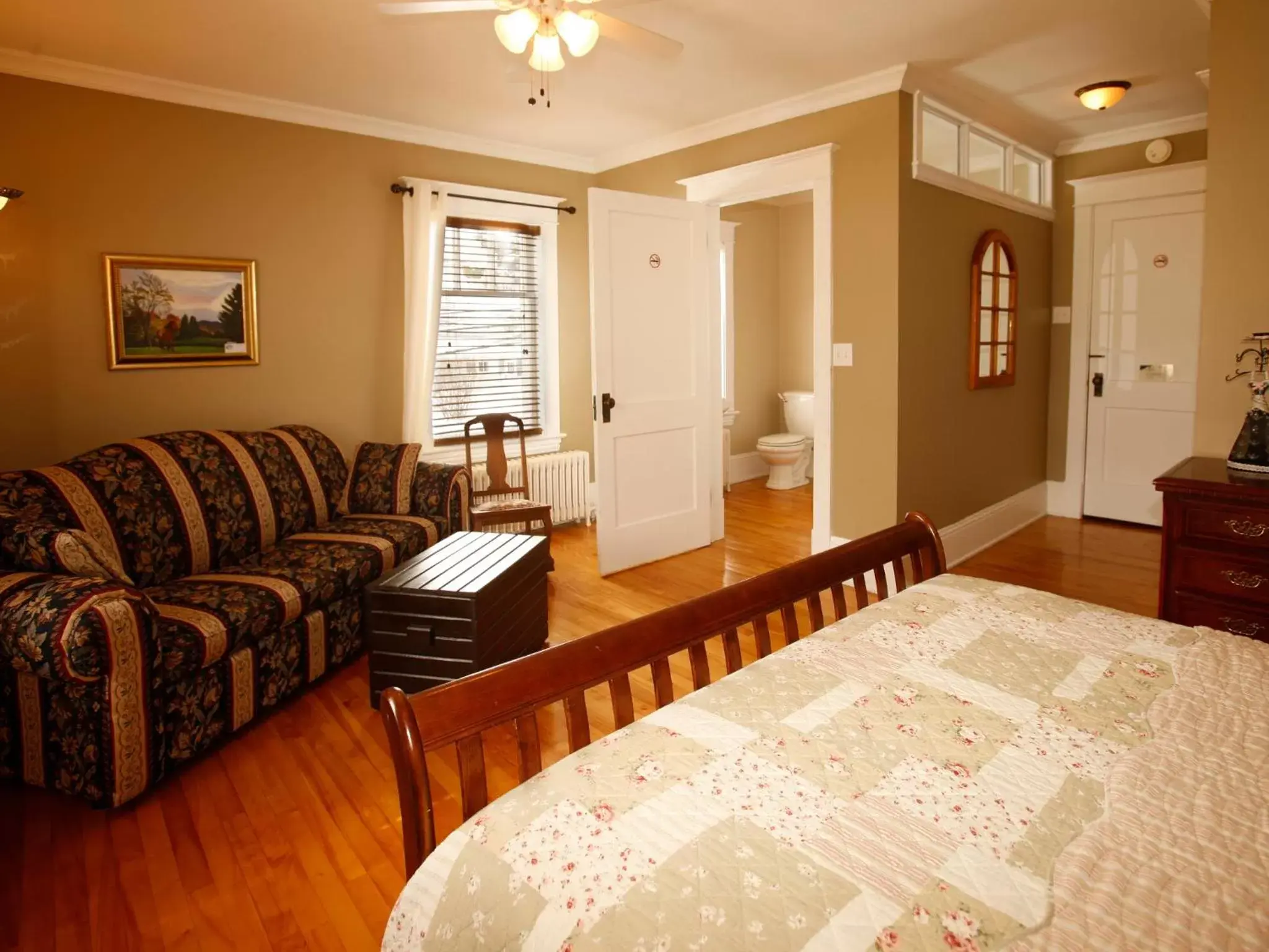 Queen Room with Bath in Au Virage B&B Queen Room with Bath in Au Virage B&B