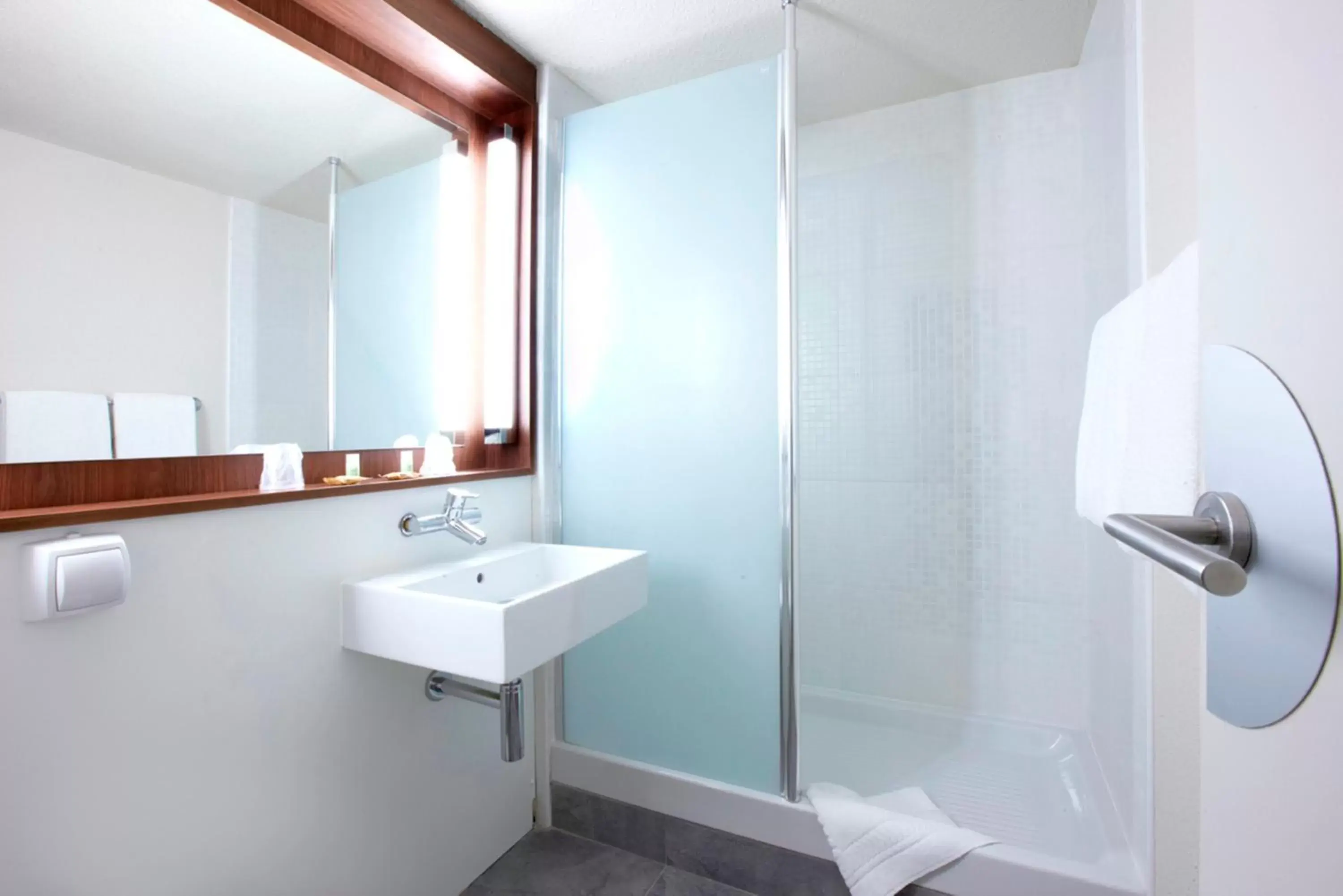 Bathroom in Campanile Aix-en-Provence Sud - Pont de l'Arc