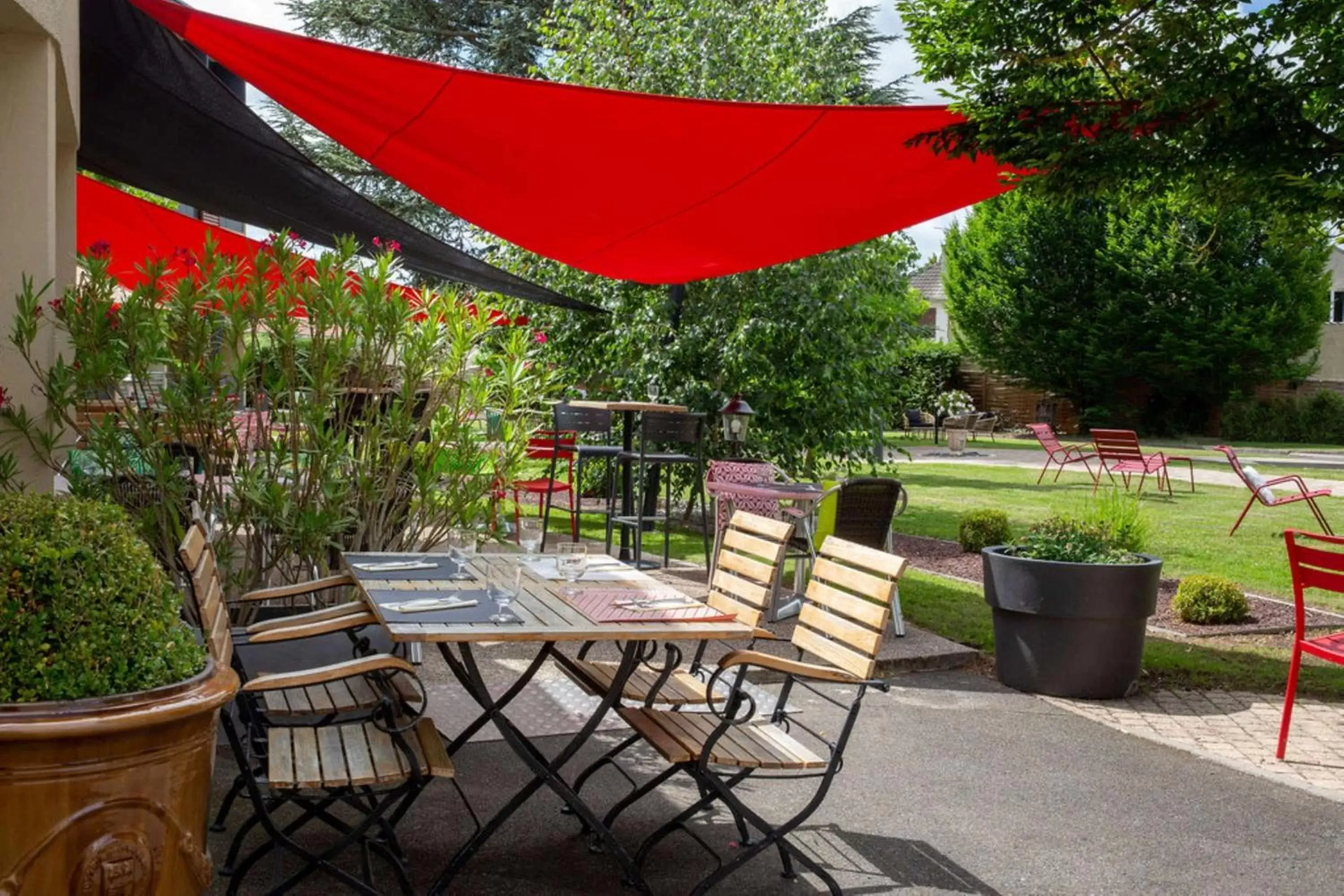 Restaurant/places to eat, Patio/Outdoor Area in BEST WESTERN La Porte des Châteaux