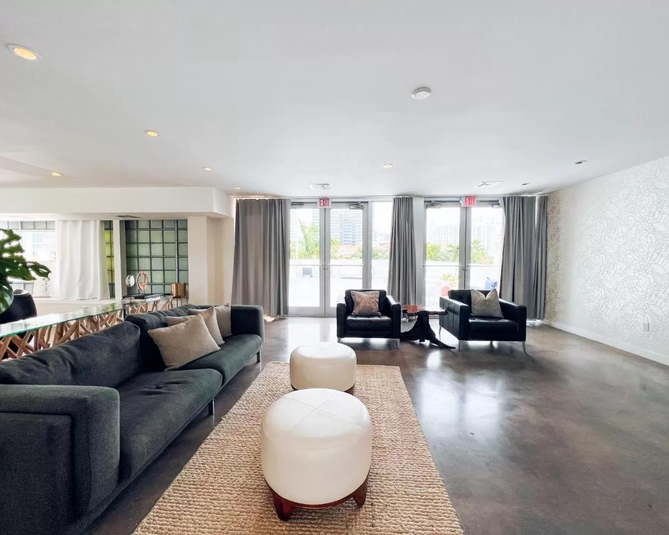 Living room in North Beach Hotel