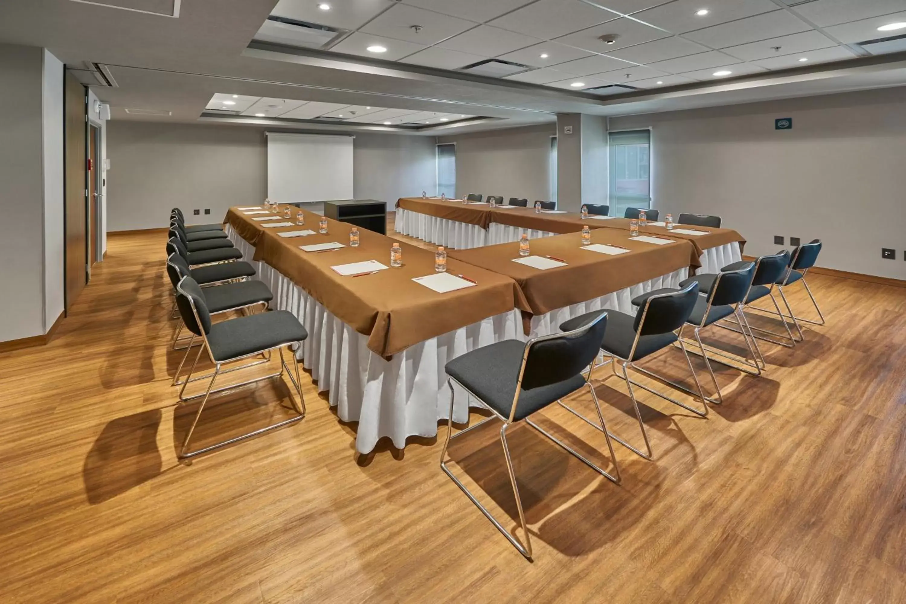 Meeting/conference room in City Express Suites by Marriott Queretaro