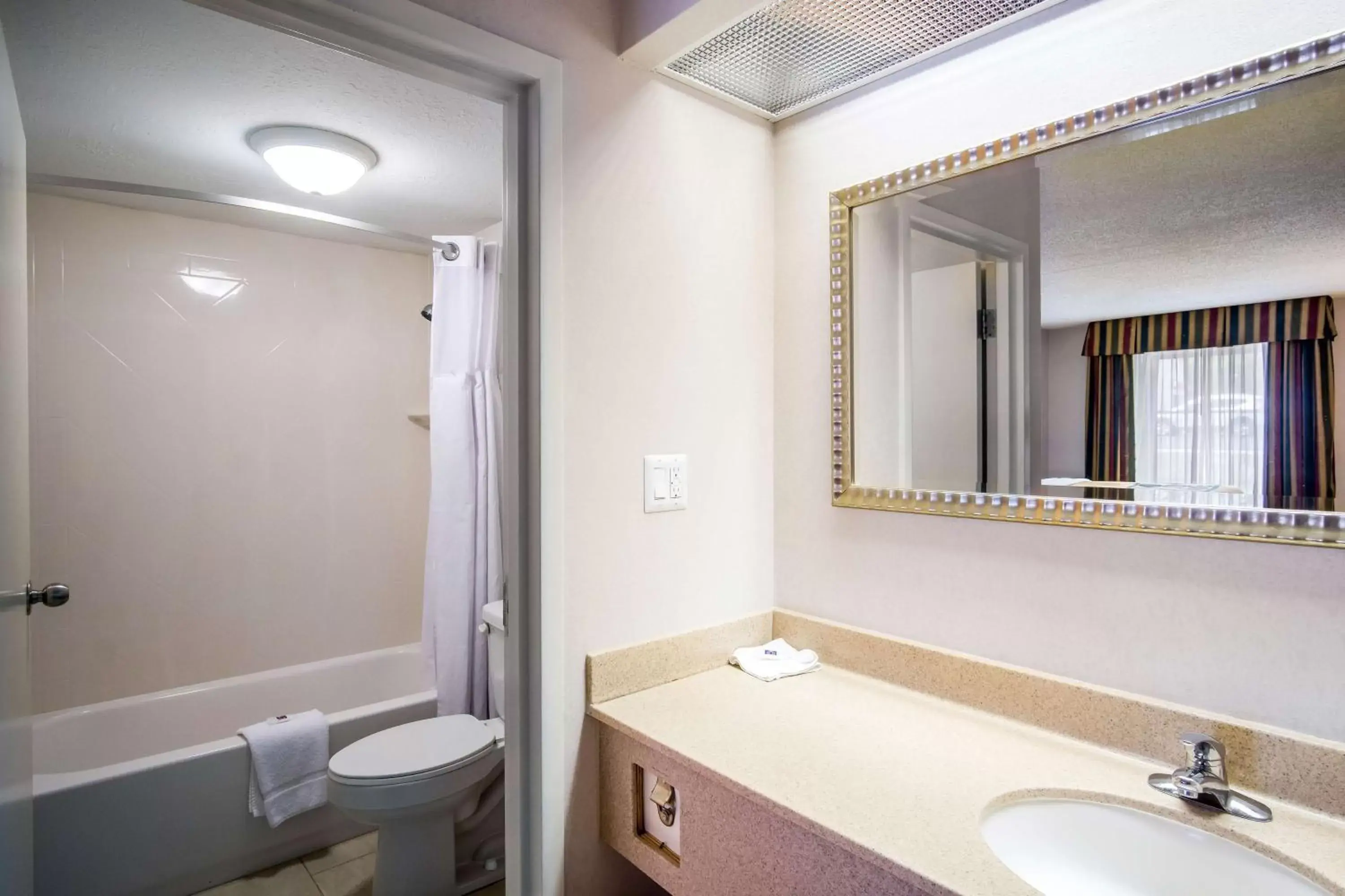 King Room - single occupancy - Disability Access - Non-Smoking in Motel 6-London, KY King Room - single occupancy - Disability Access - Non-Smoking in Motel 6-London, KY