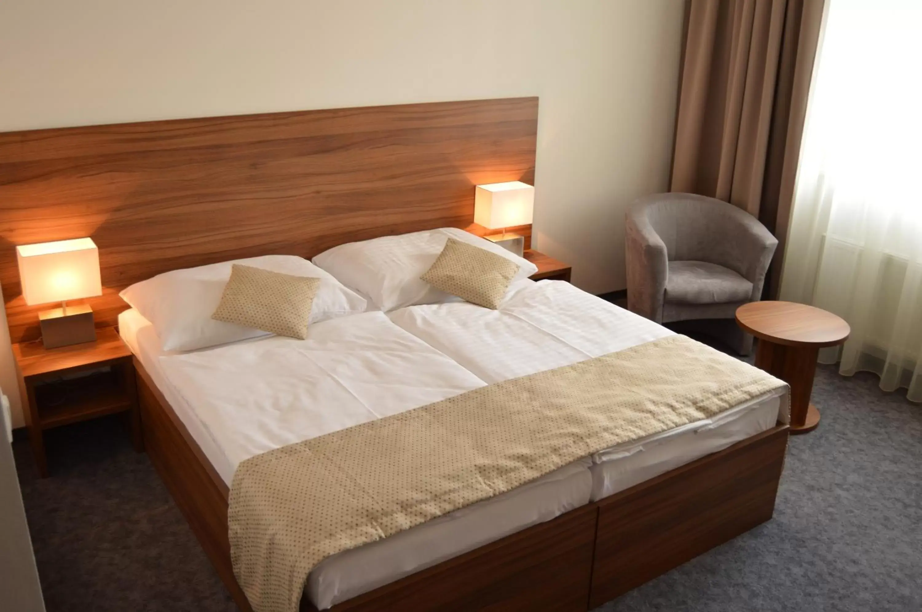 Deluxe Double Room with Free Mini-bar in Hotel Saffron Deluxe Double Room with Free Mini-bar in Hotel Saffron