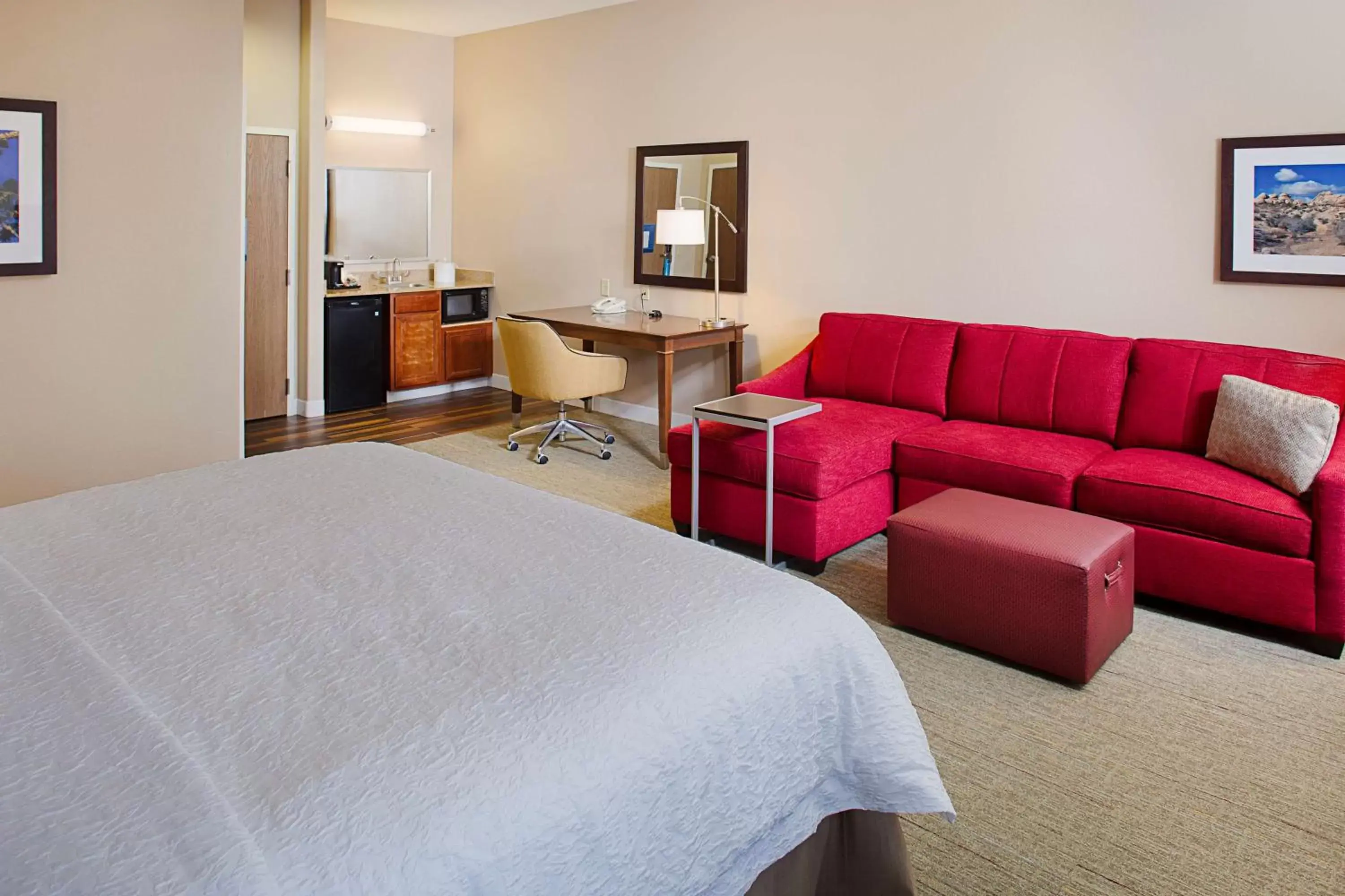 Bed, TV/Entertainment Center in Hampton Inn & Suites Palmdale