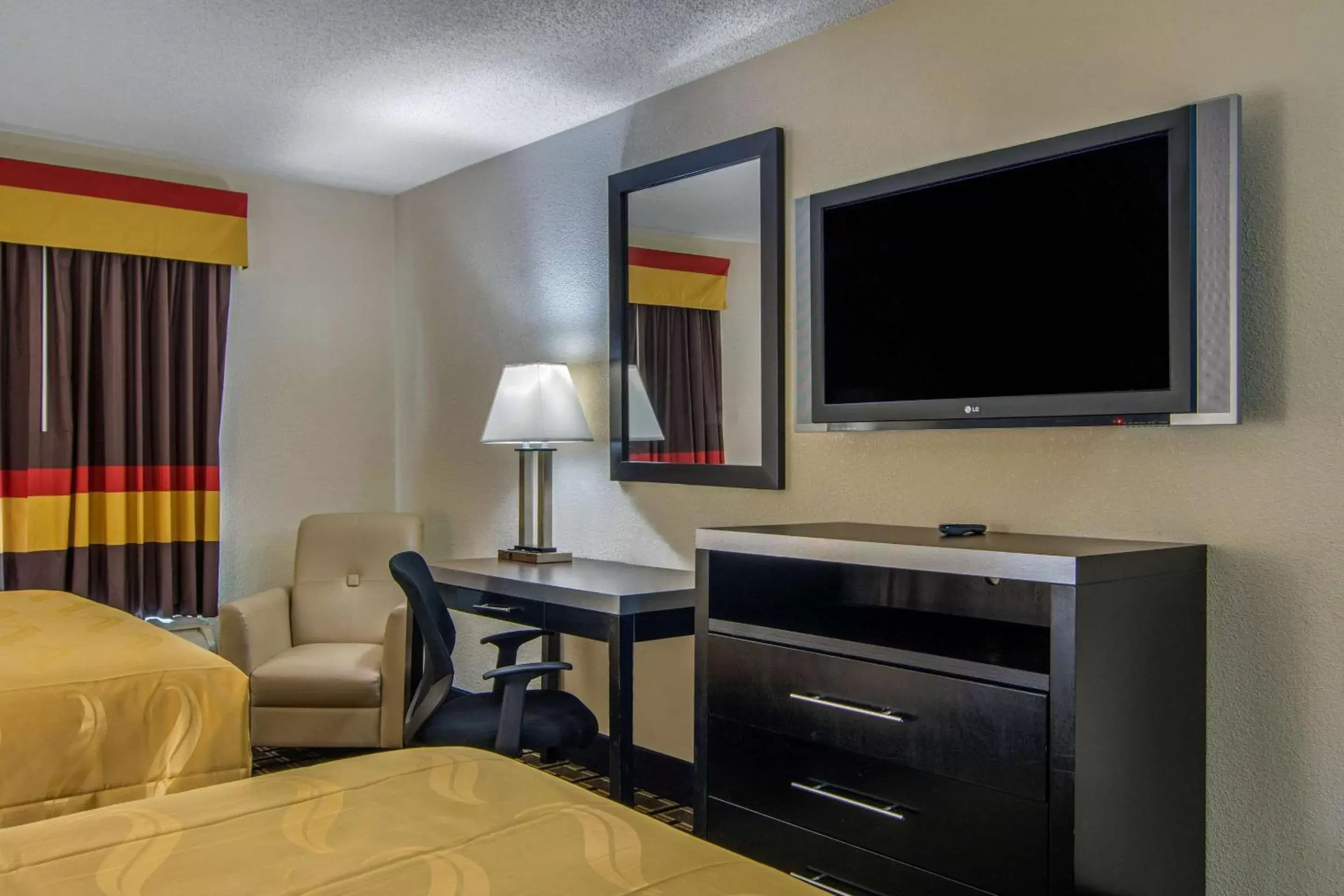 Photo of the whole room, TV/Entertainment Center in Quality Inn & Suites Union City - Atlanta South