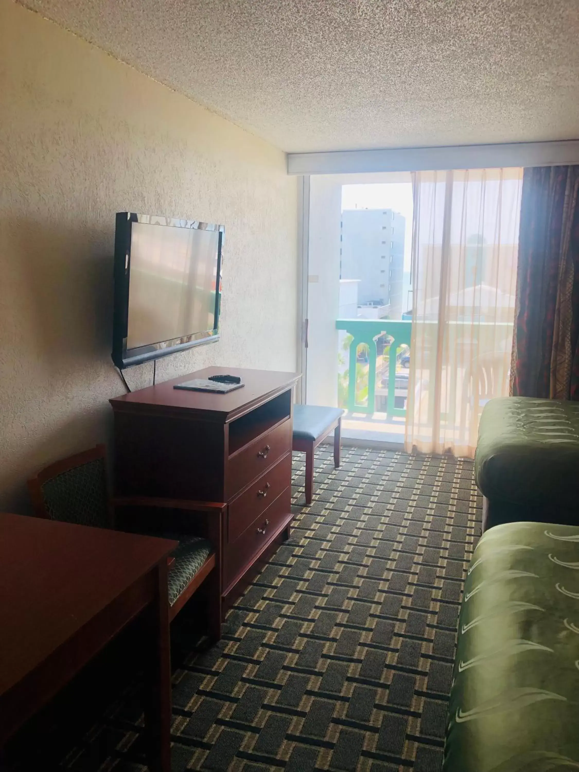 Bedroom, TV/Entertainment Center in Quail Inn and Suites - Myrtle Beach