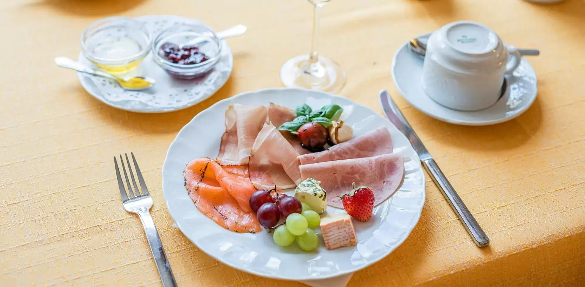 Buffet breakfast in Stadthotel Geis