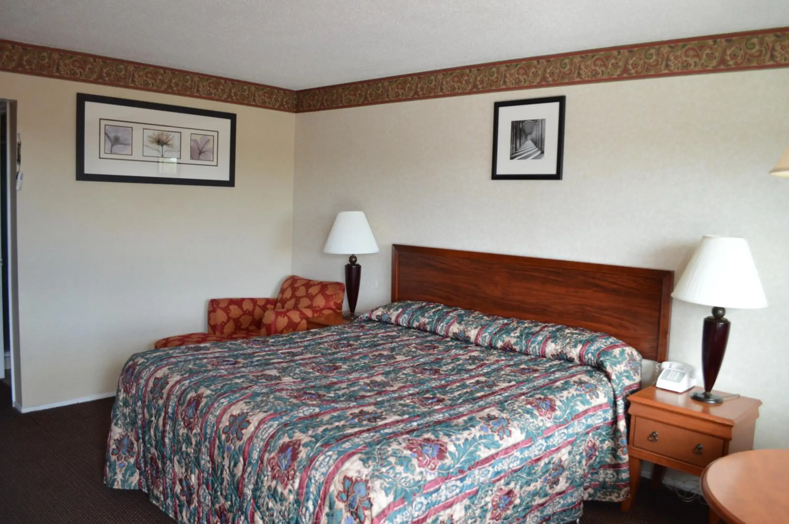 Bedroom, Bed in Gateway Inn Fairfield