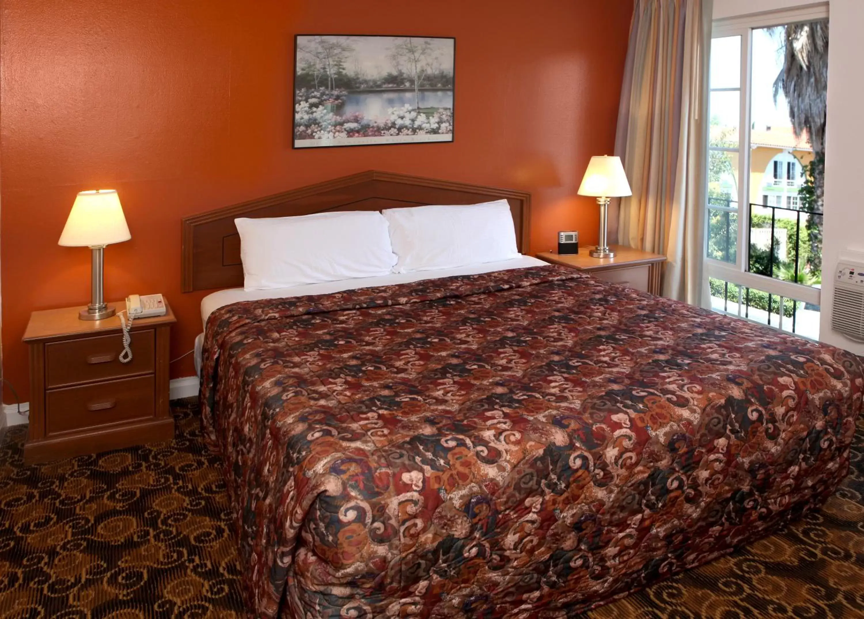 Bedroom, Bed in Granada Inn