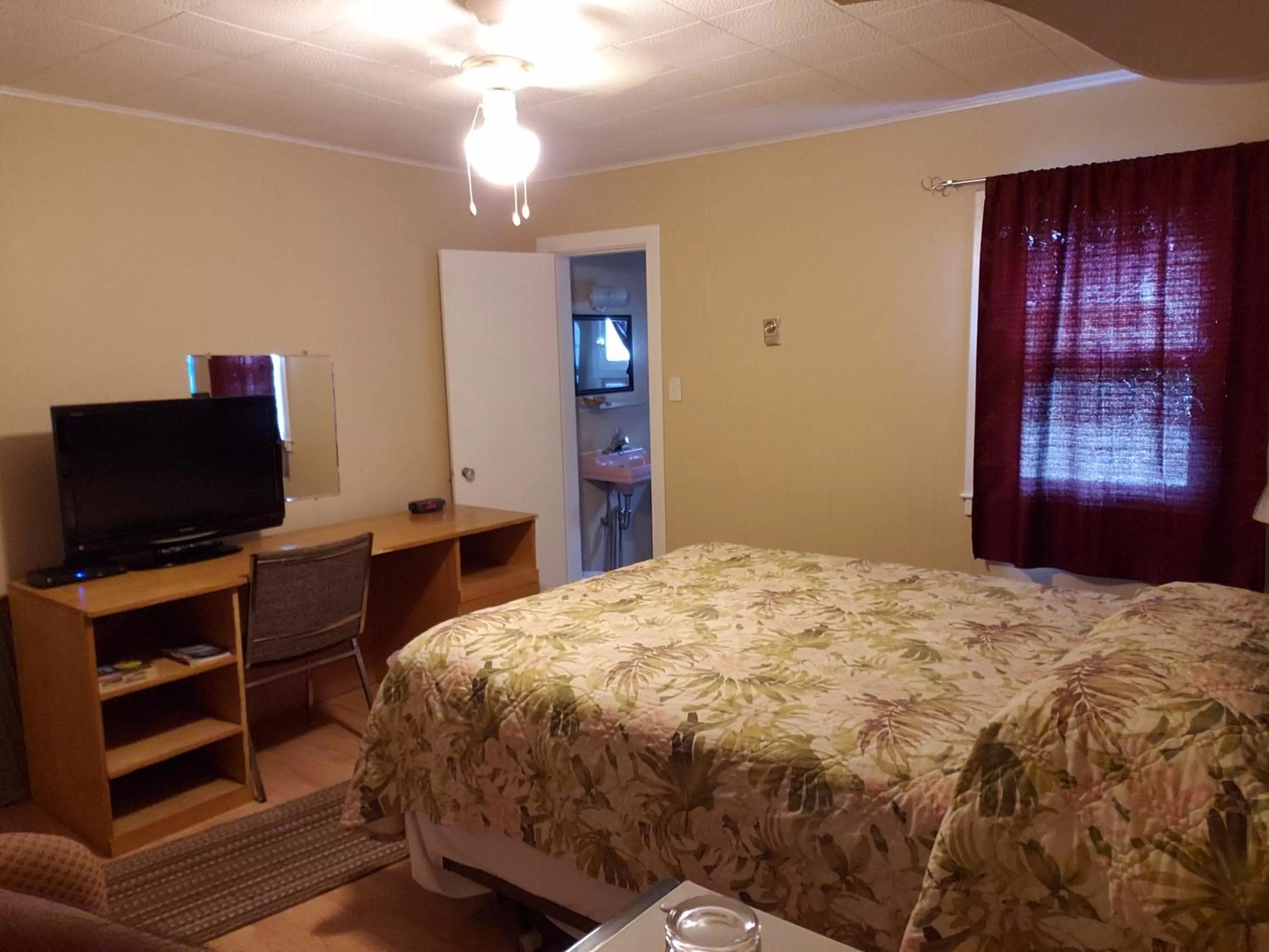Photo of the whole room, Bed in Regent Motel