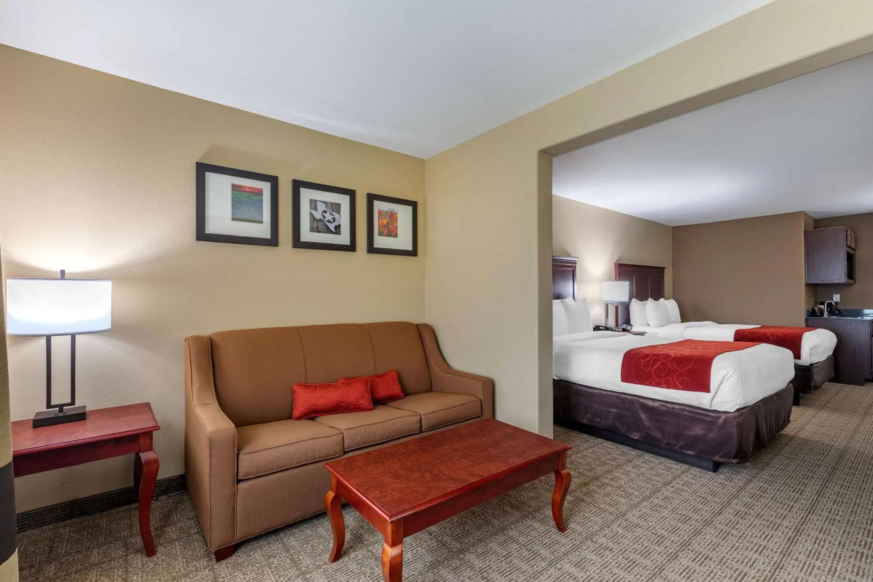 Photo of the whole room, Bed in Comfort Suites Ennis