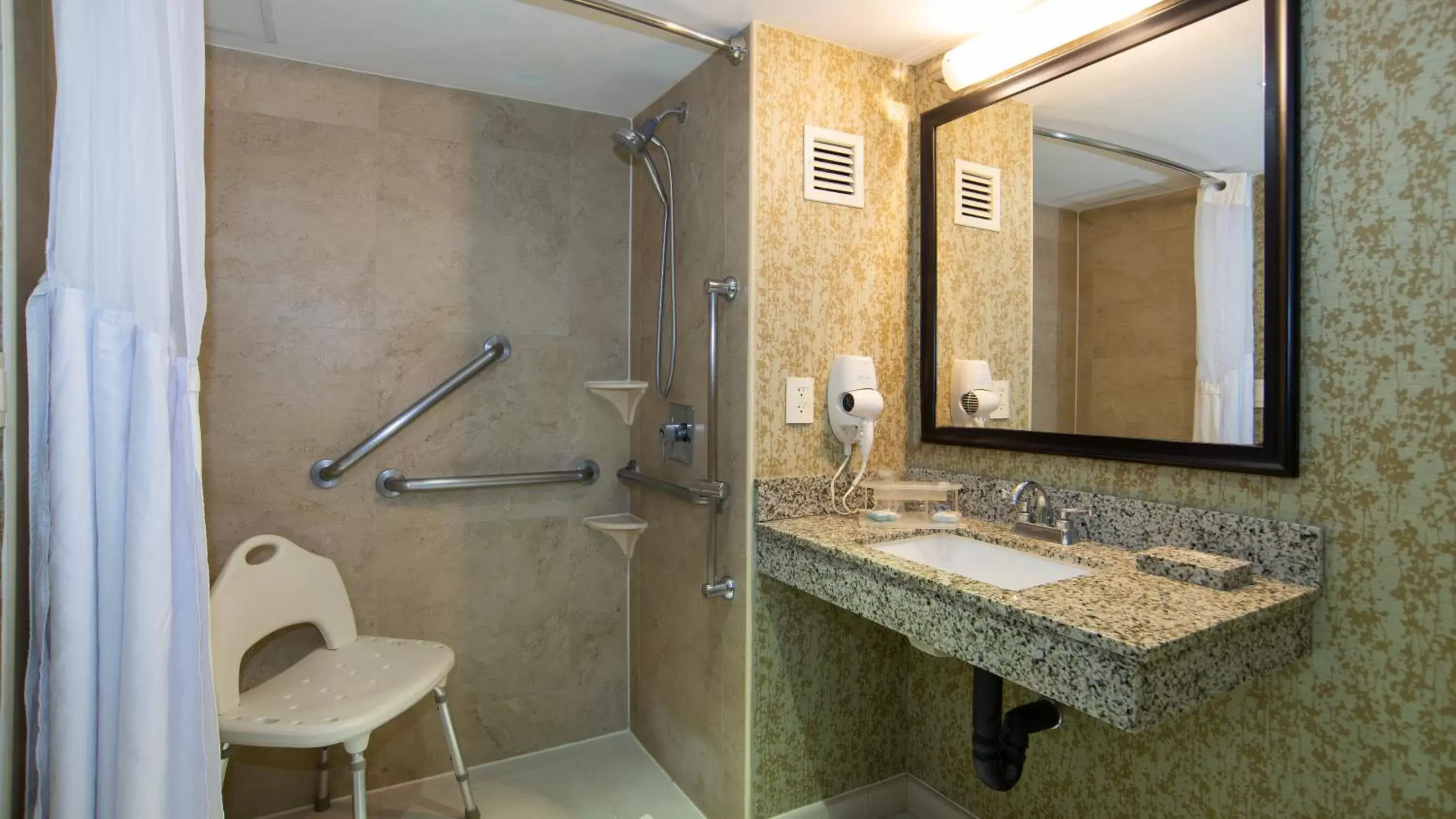 Bathroom in Holiday Inn Express & Suites Cuernavaca, an IHG Hotel