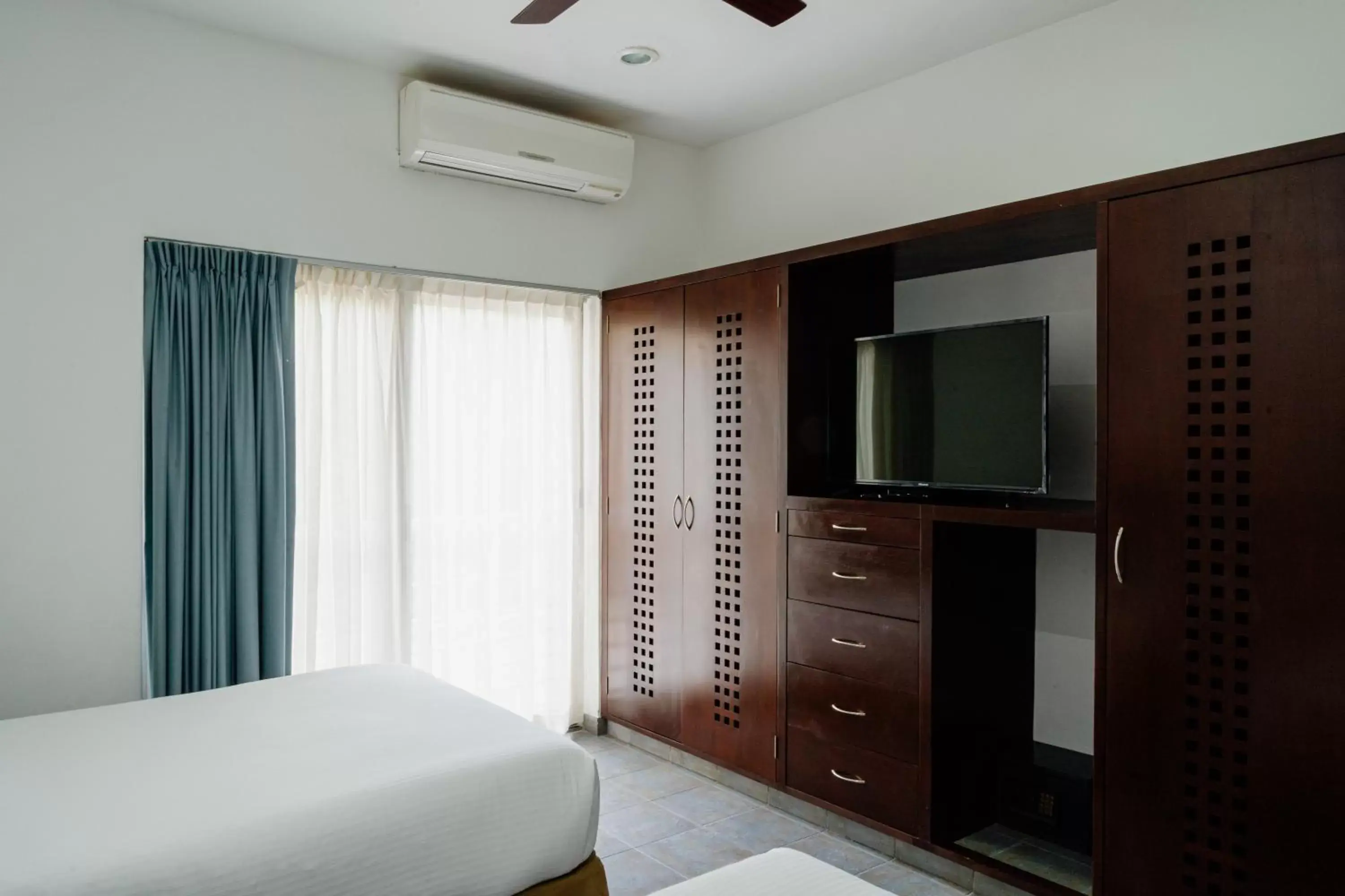 Bedroom, TV/Entertainment Center in Dangelos Hotel on Fifth Avenue