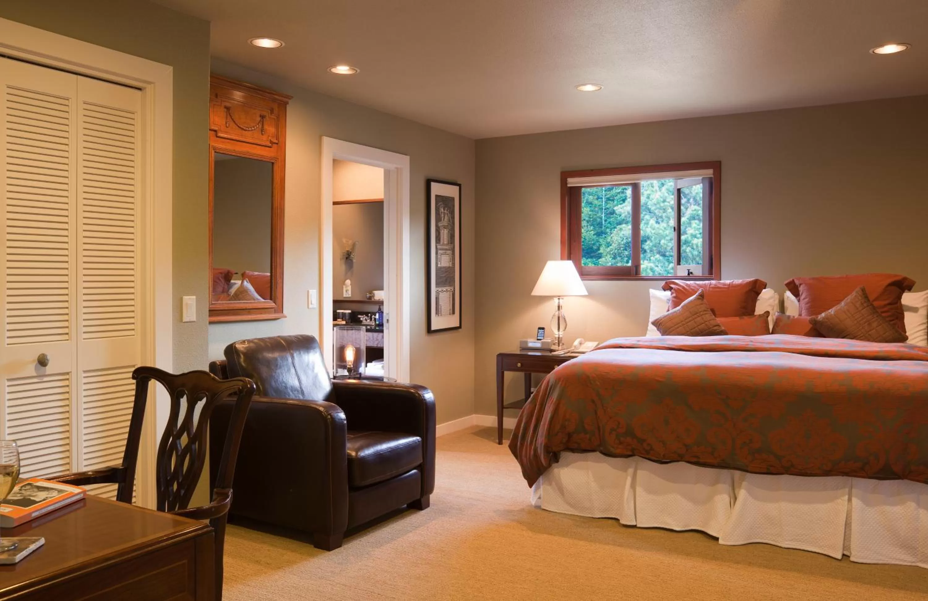 Bed in Brewery Gulch Inn & Spa