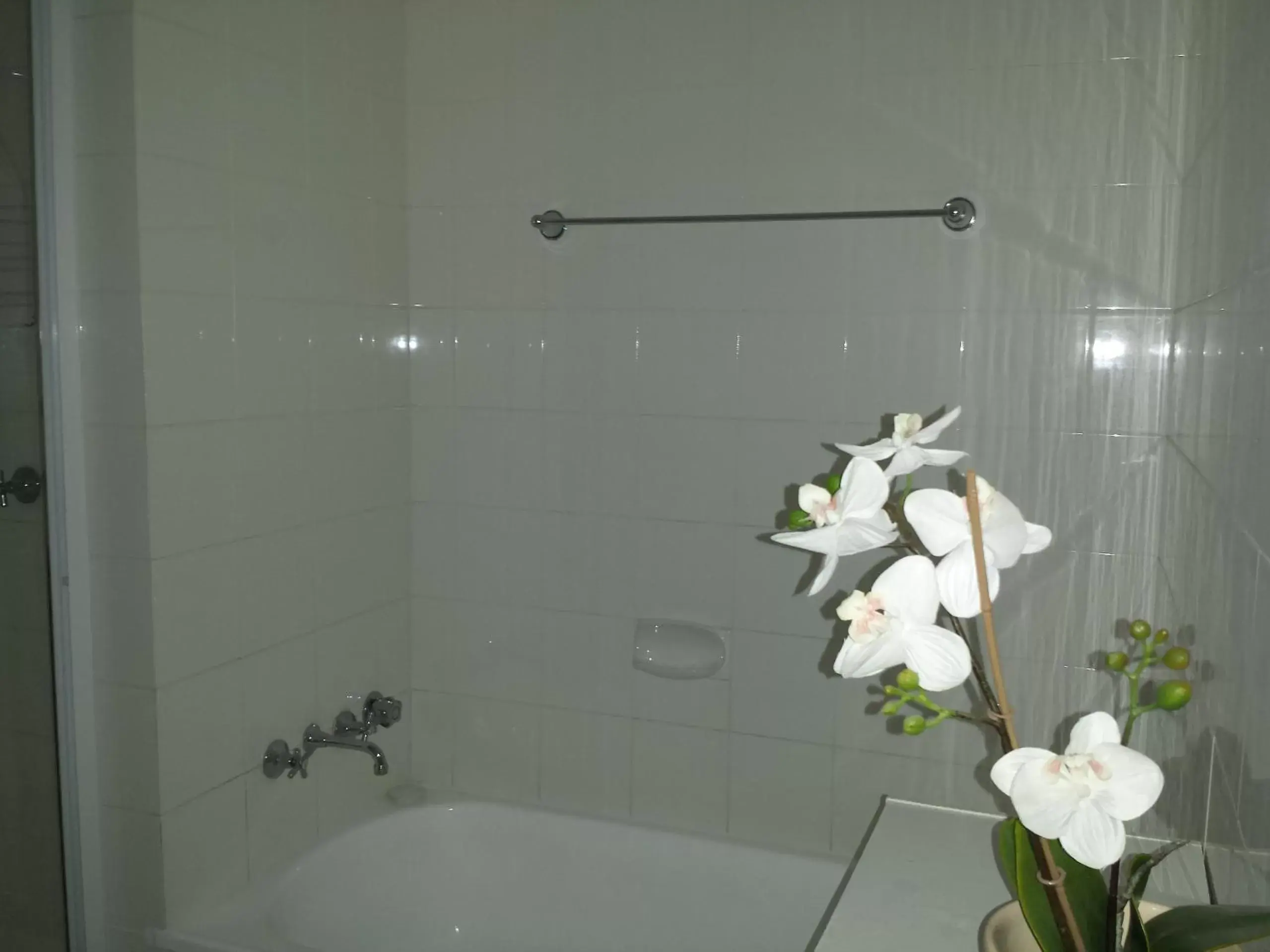 Hot Tub, Bathroom in Kirribilli Apartments