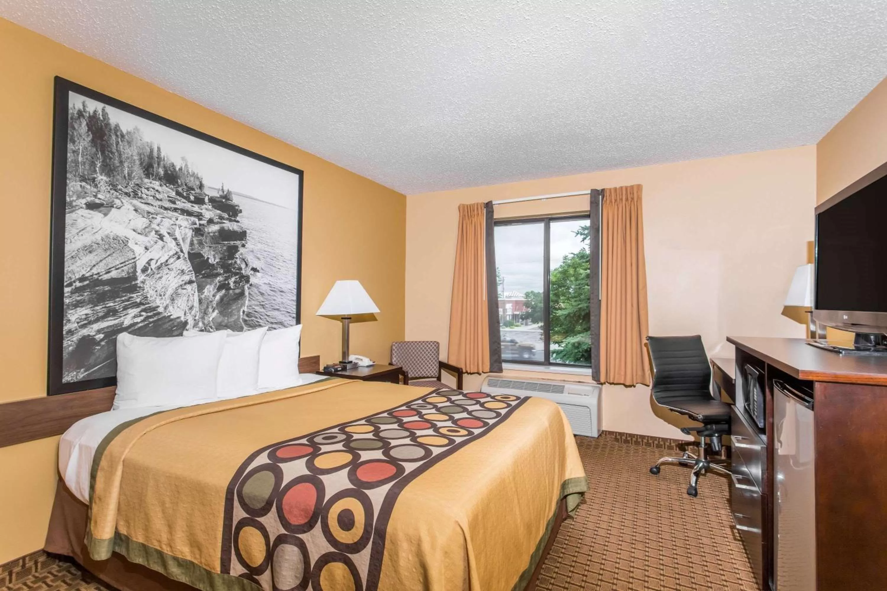 Queen Room with Bath Tub - Mobility Accessible/Non-Smoking in Super 8 by Wyndham Sun Prairie/Madison E