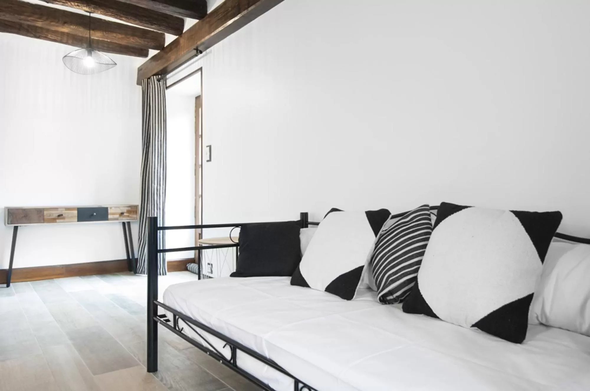 Bedroom, Bed in Jardin des Sens, la Rente d'Eguilly