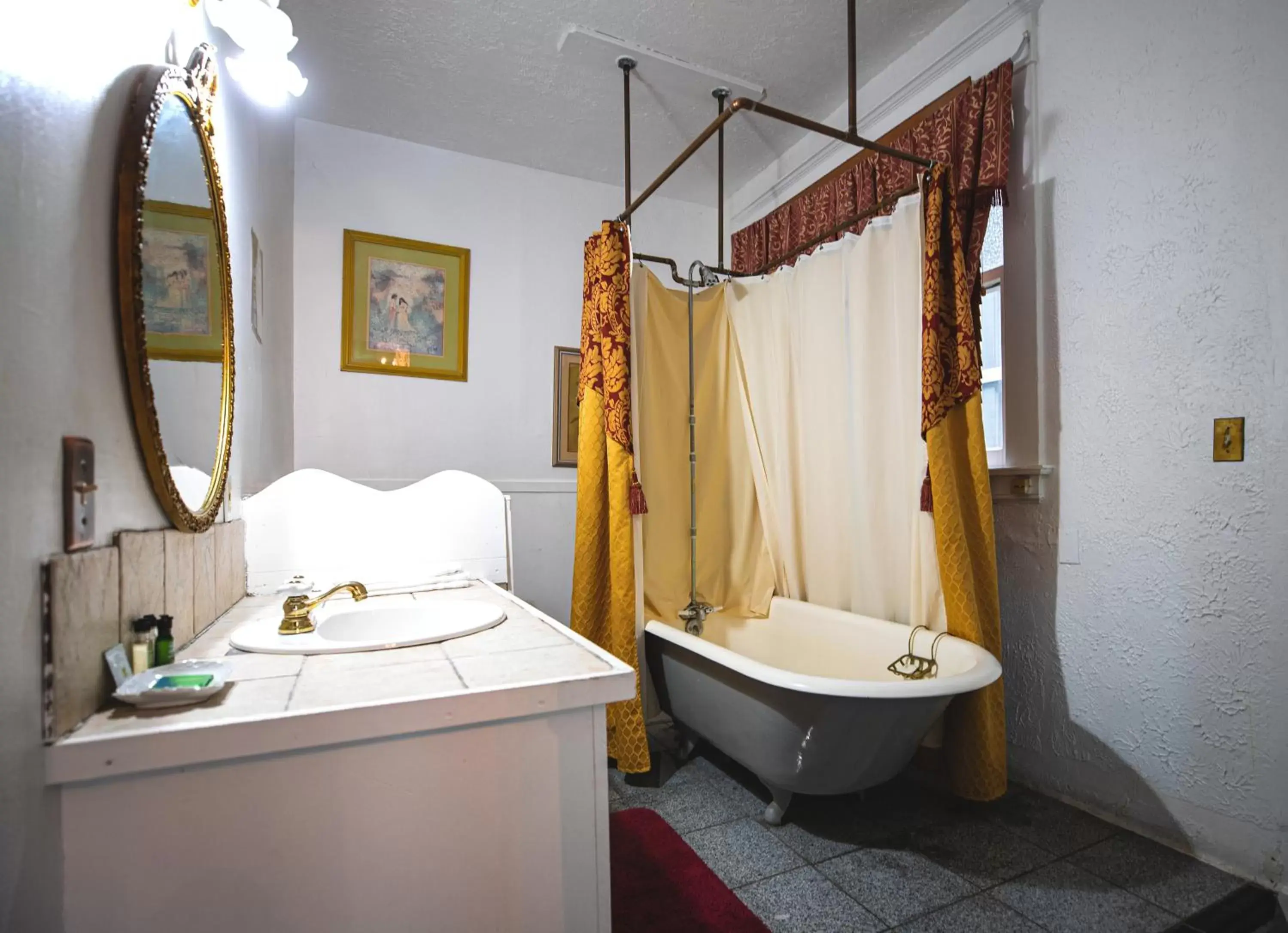 Shower, Bathroom in Bisbee Grand Hotel