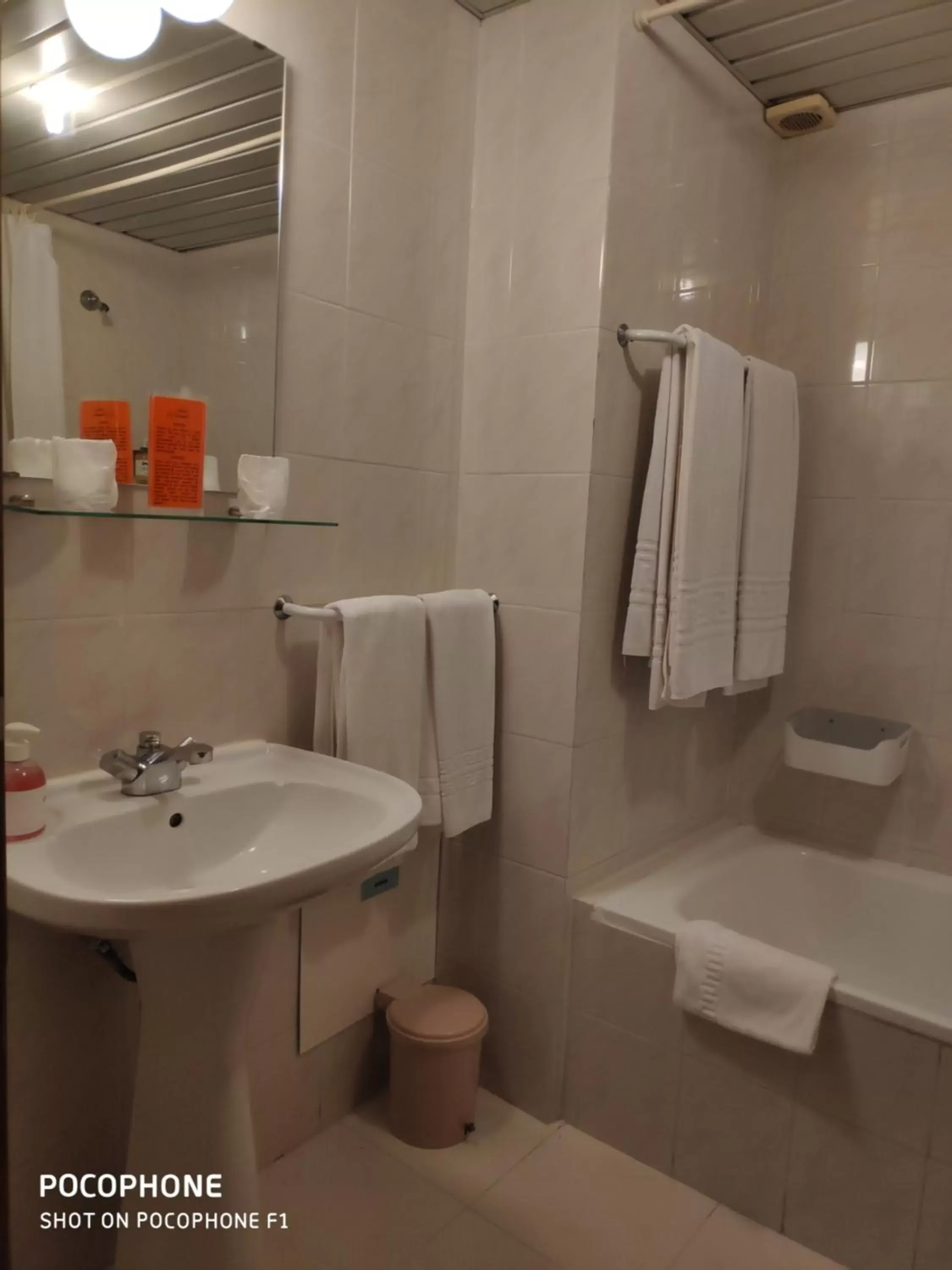 Bathroom in Hotel Alnacir
