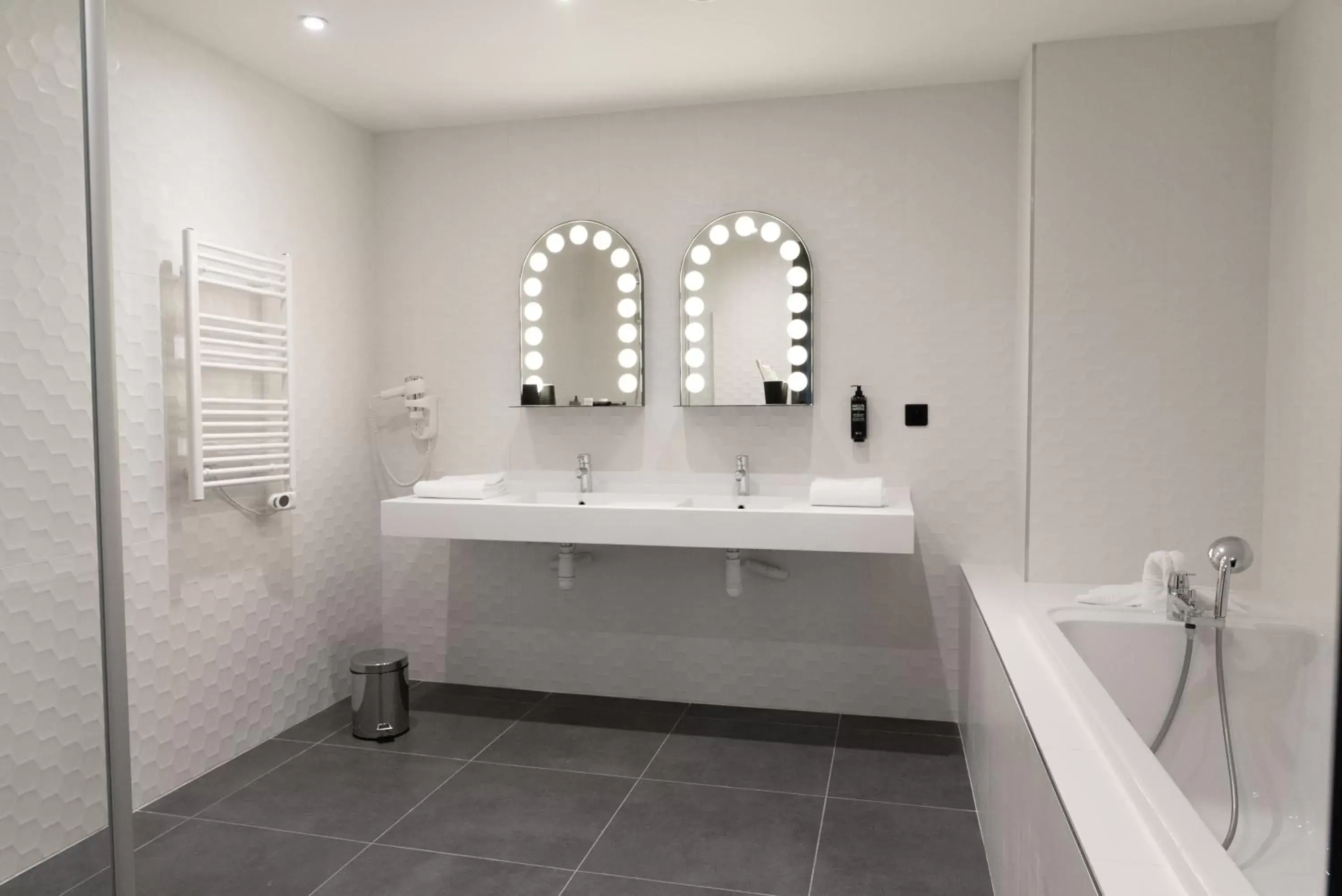 Bathroom in ibis Styles Arras Centre