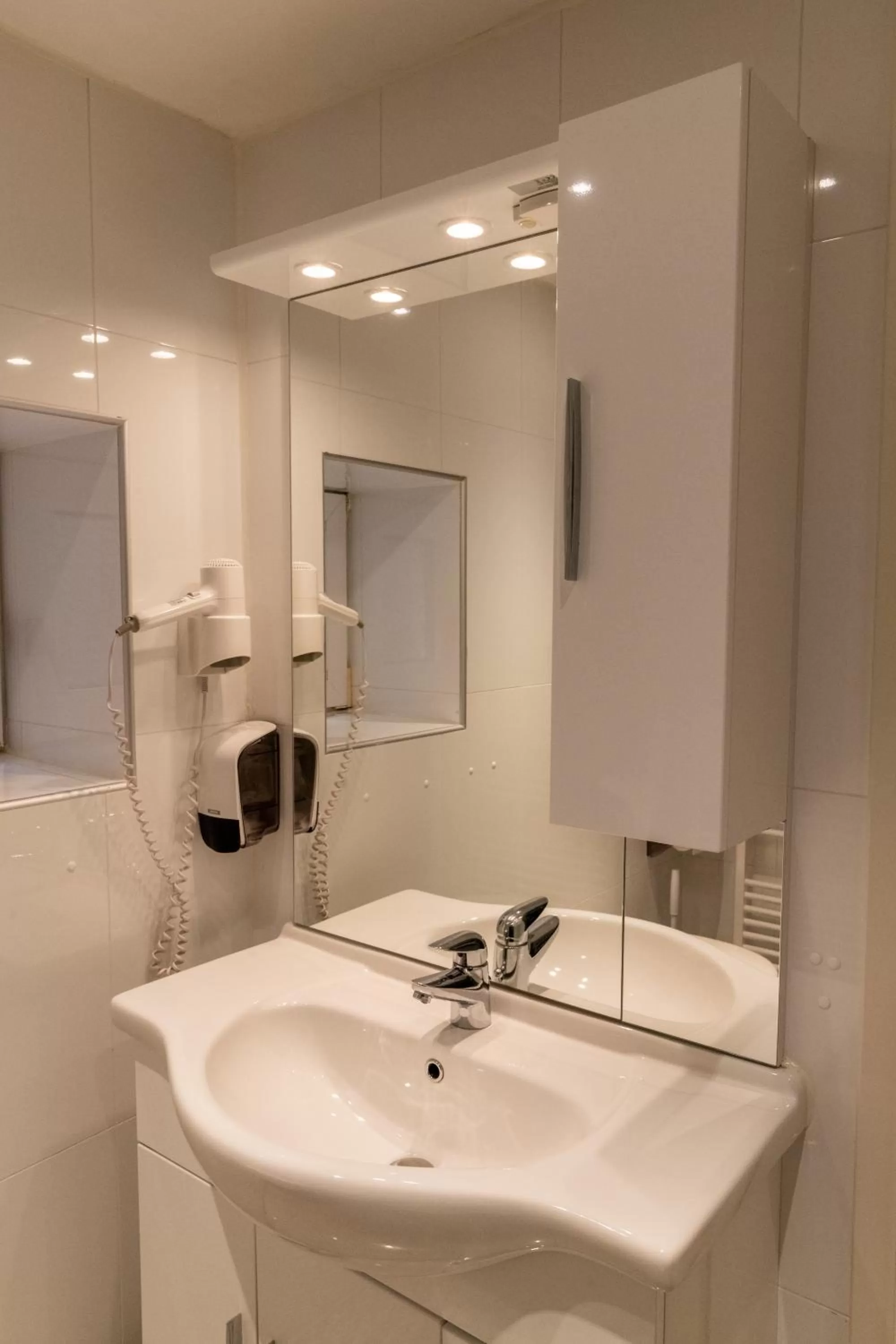 Bathroom in Hotel zur Post Ochsendorf