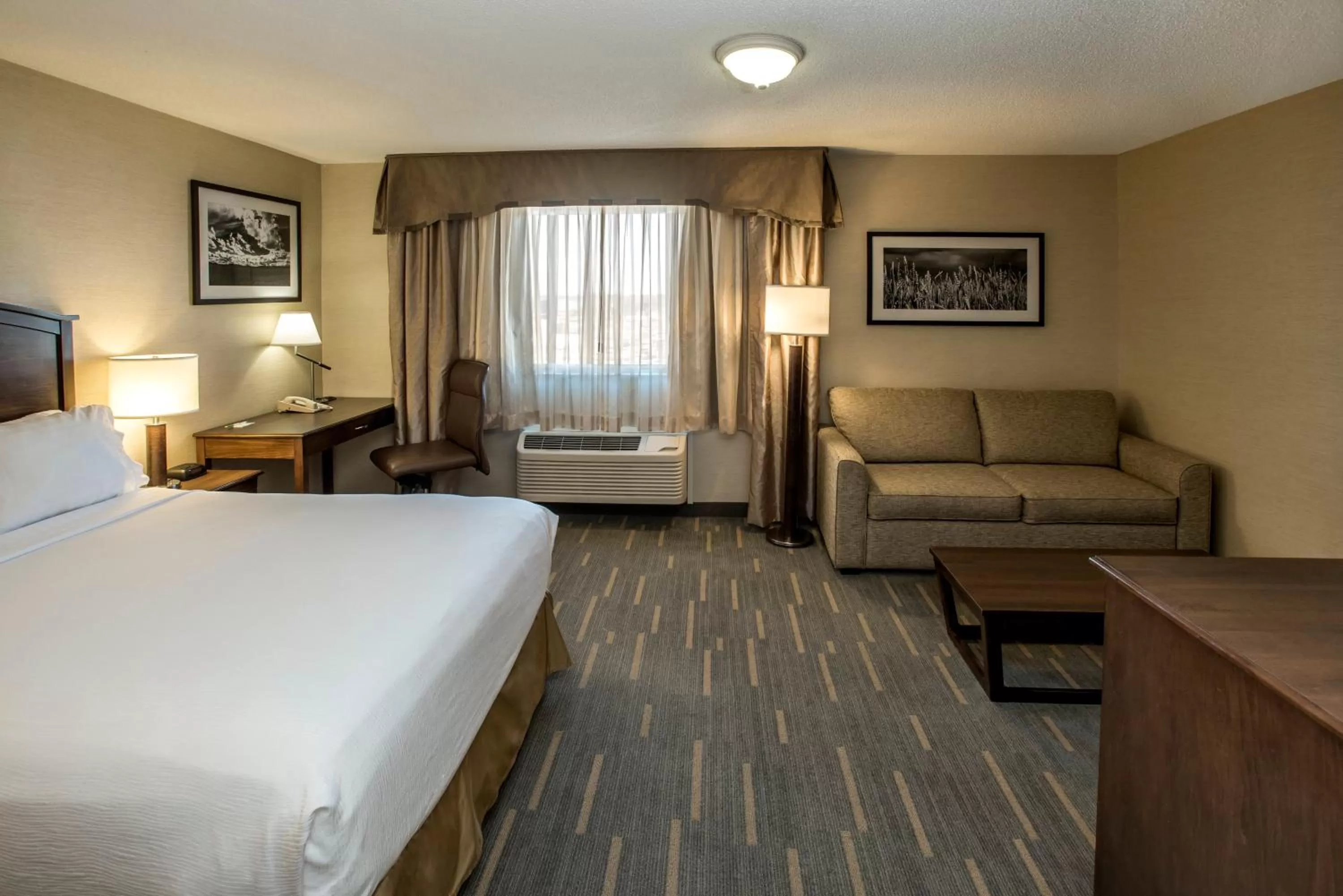 Photo of the whole room, Bed in Holiday Inn Lethbridge by IHG