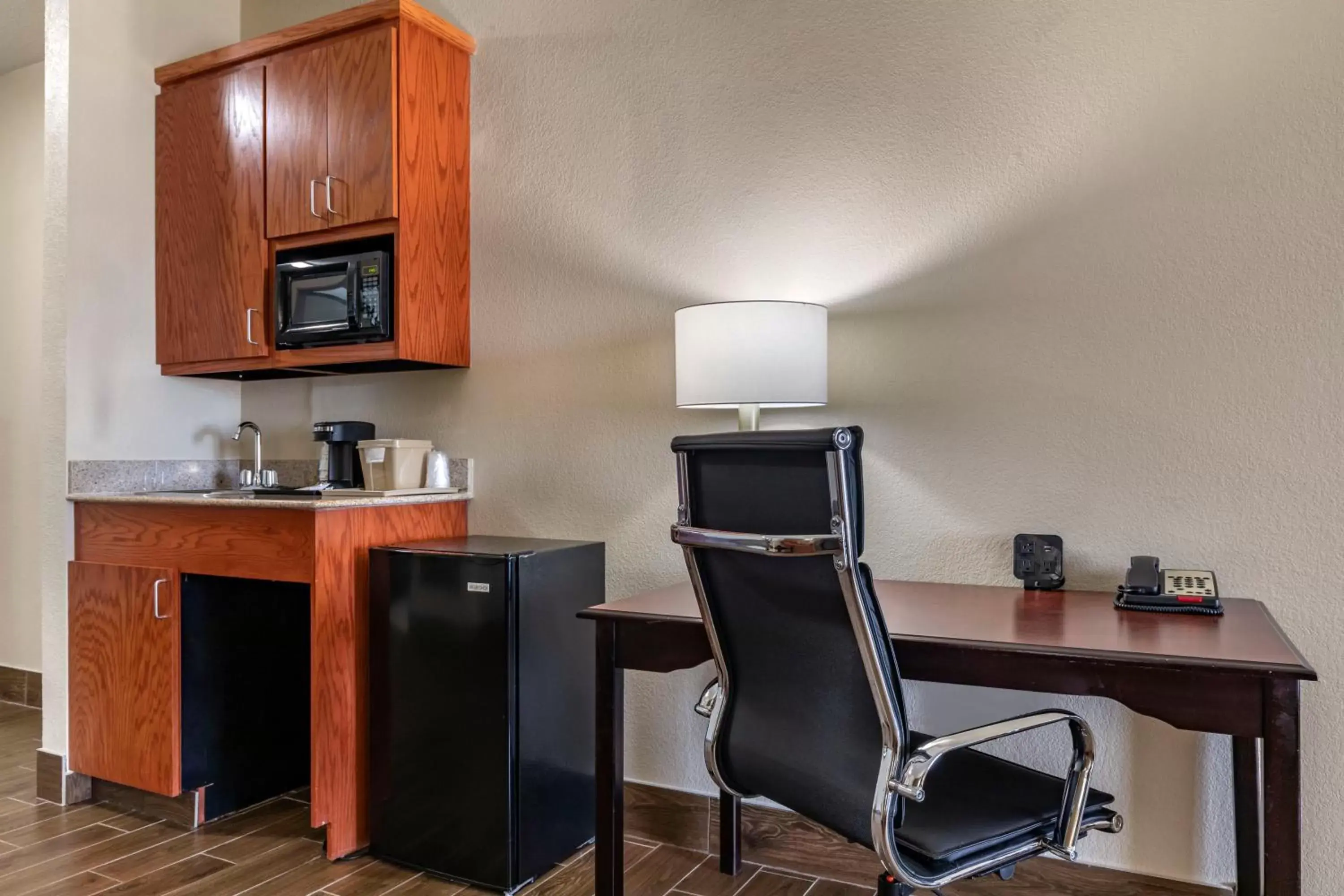 hair dresser in Comfort Suites Granbury