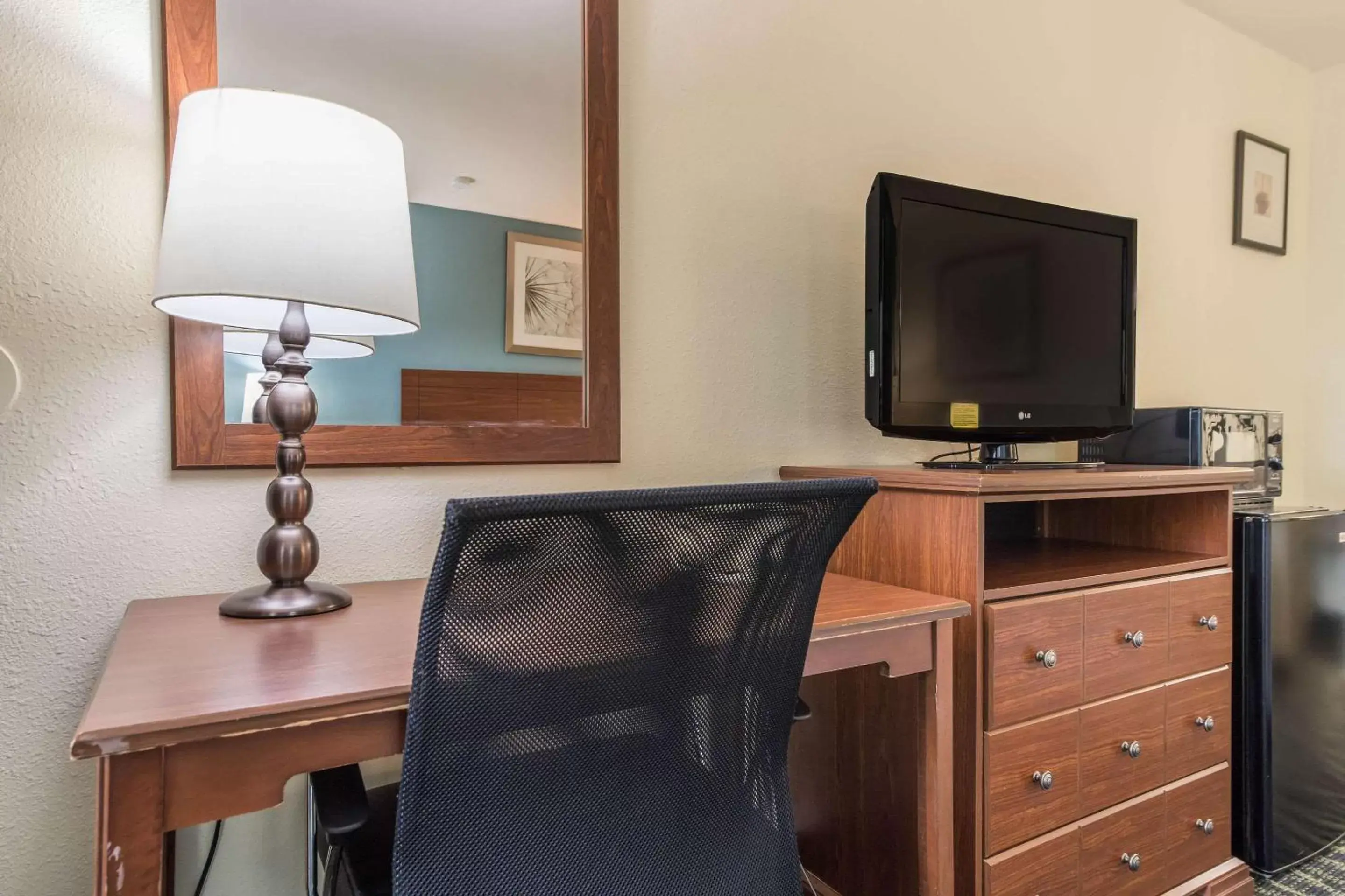 Photo of the whole room, TV/Entertainment Center in Quality Inn Bellevue