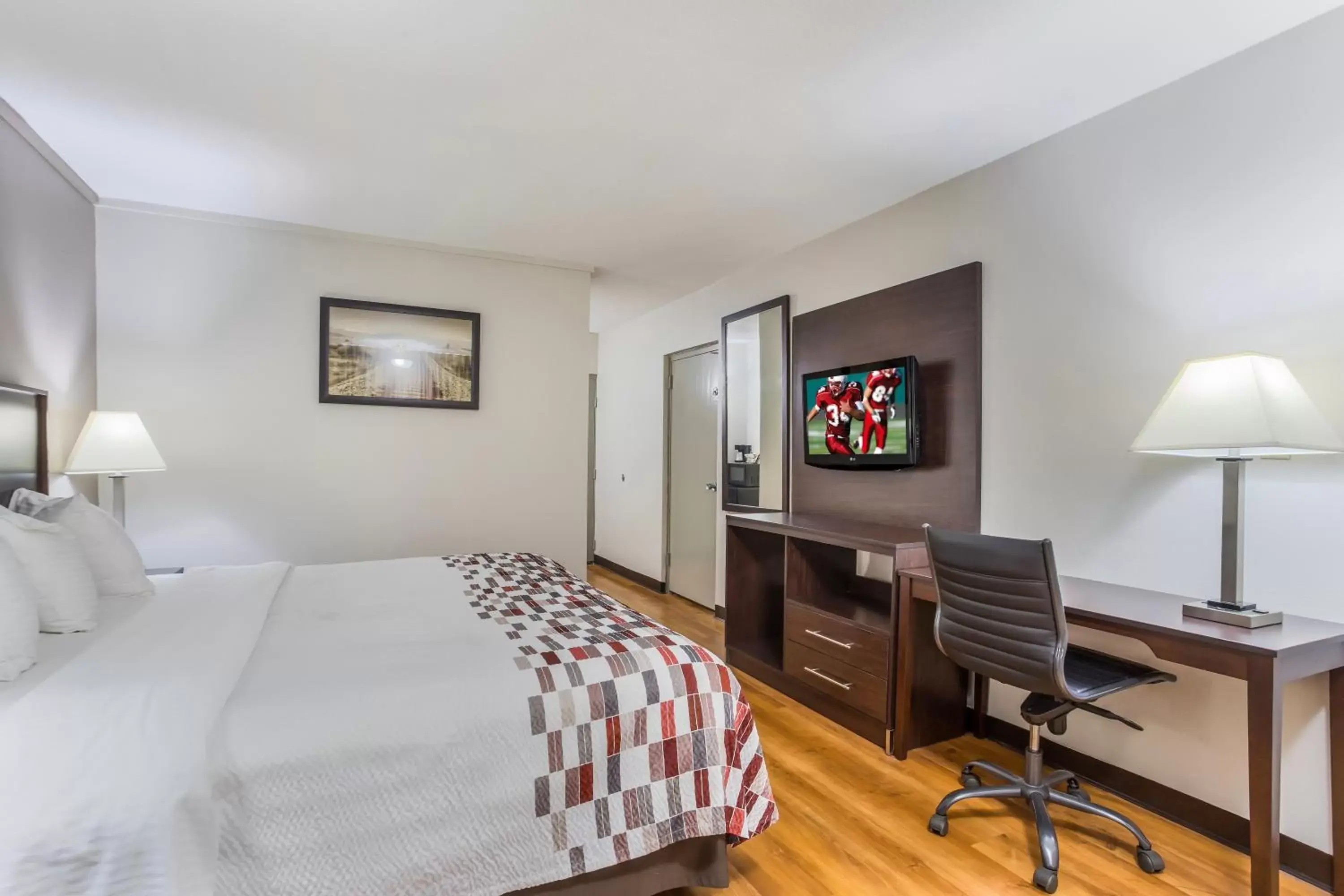 Photo of the whole room, Bed in Red Roof Inn Meridian