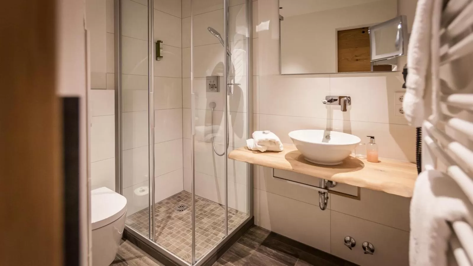 Shower in Bollenhuthotel Kirnbacher Hof