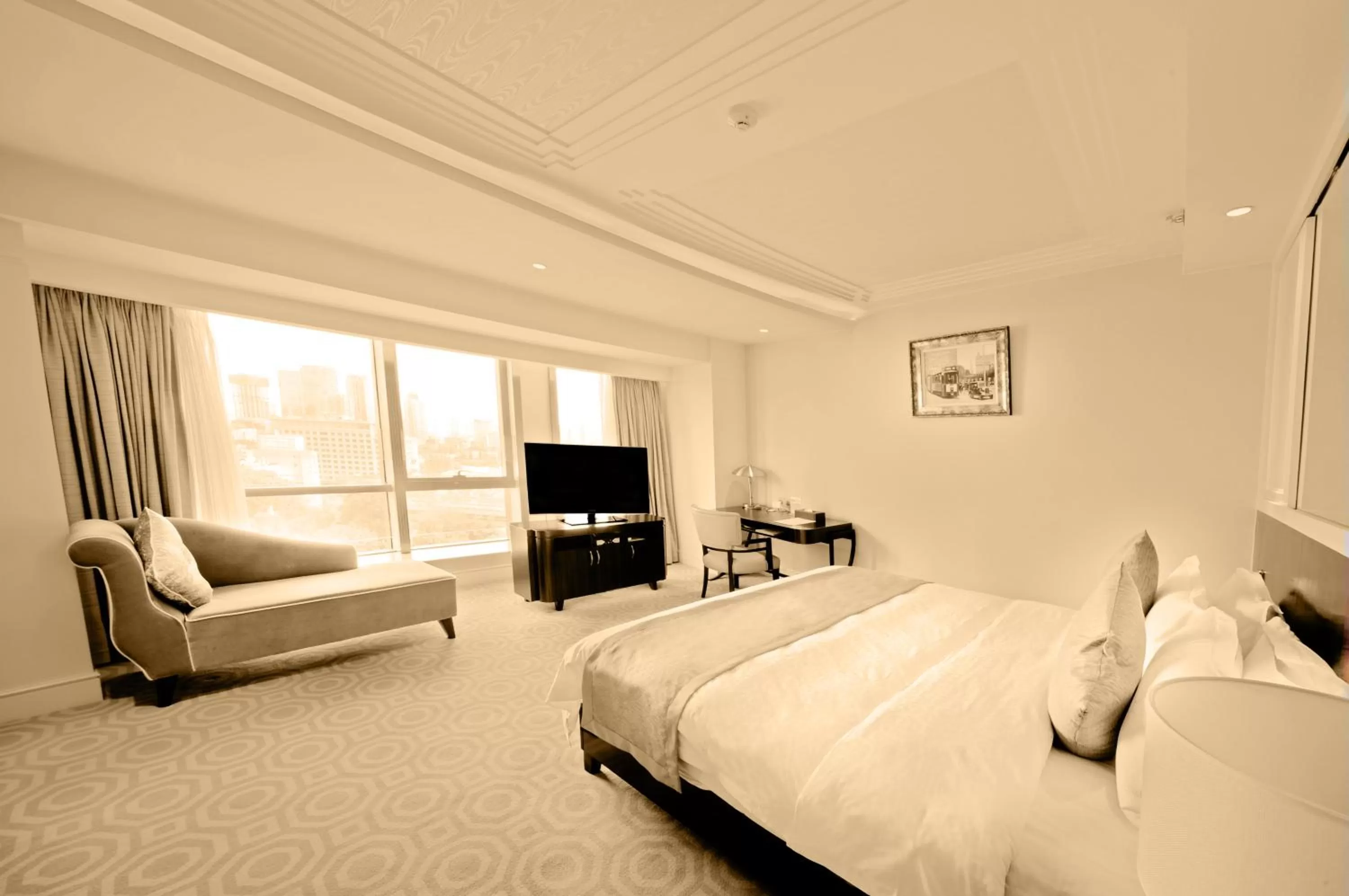 Bed in Paramount Gallery Hotel