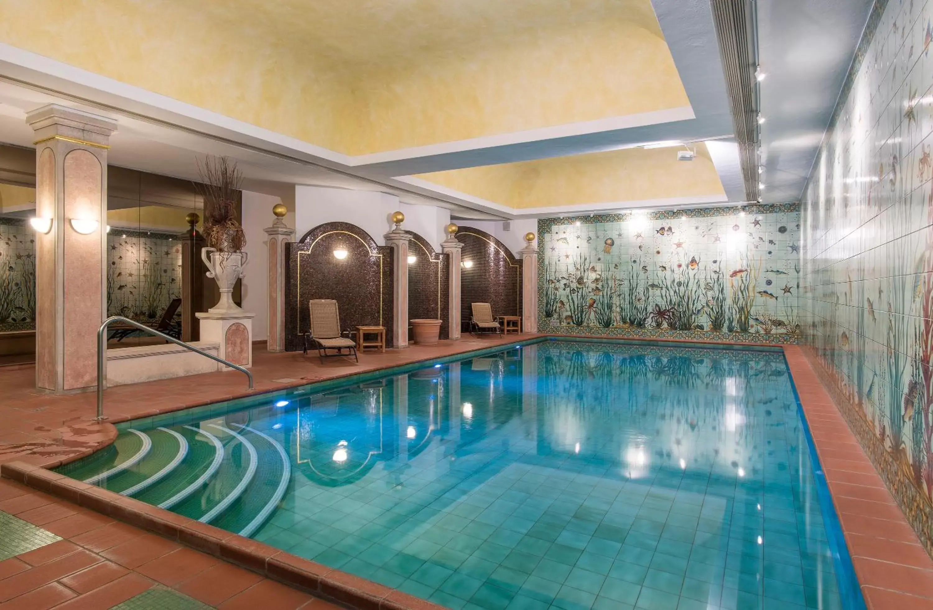 Swimming Pool in Suiten-Hotel Sunstar Brissago